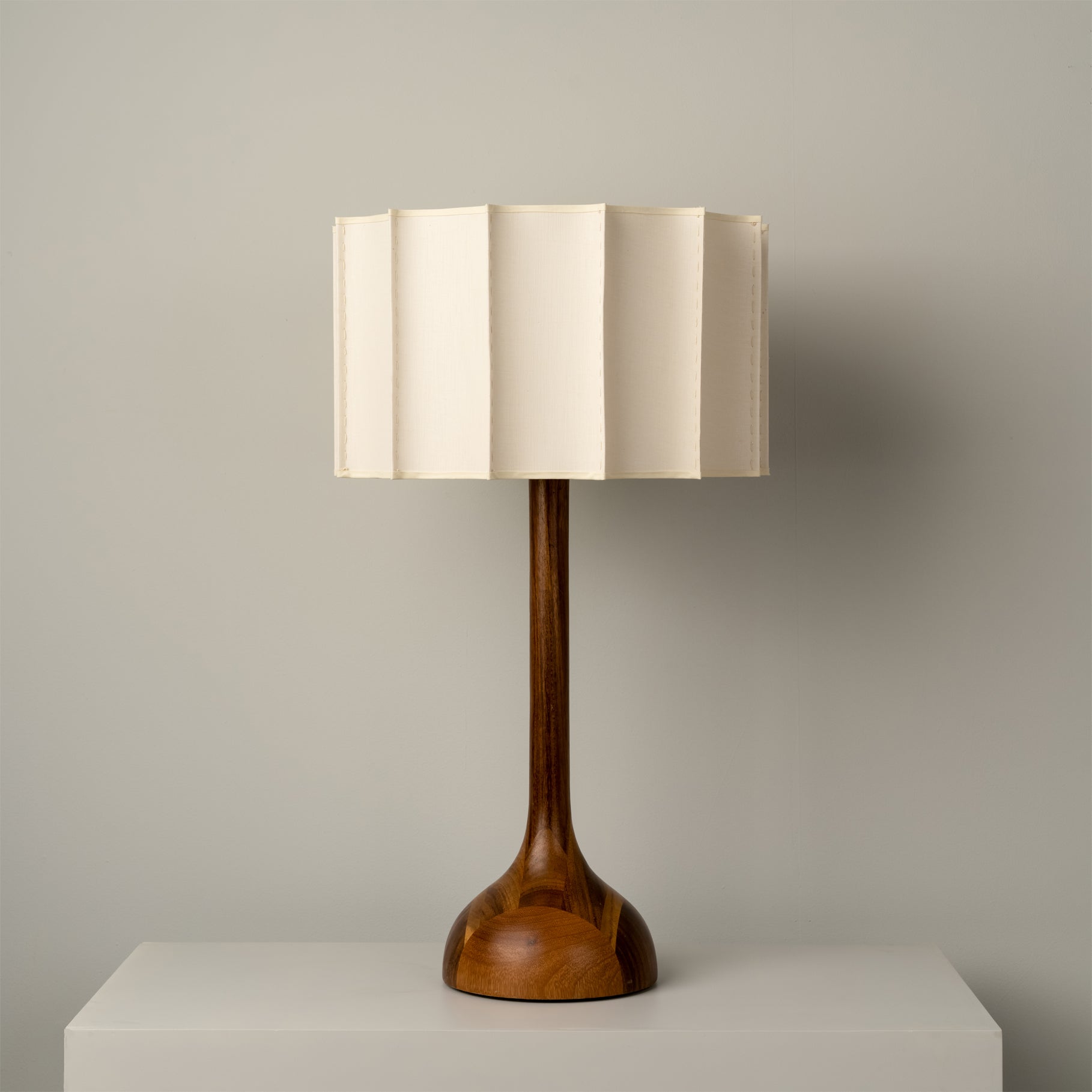 Lámpara de Mesa Sierra con Base de Madera y Pantalla de Tela – Diseño Clásico y Acogedor 3