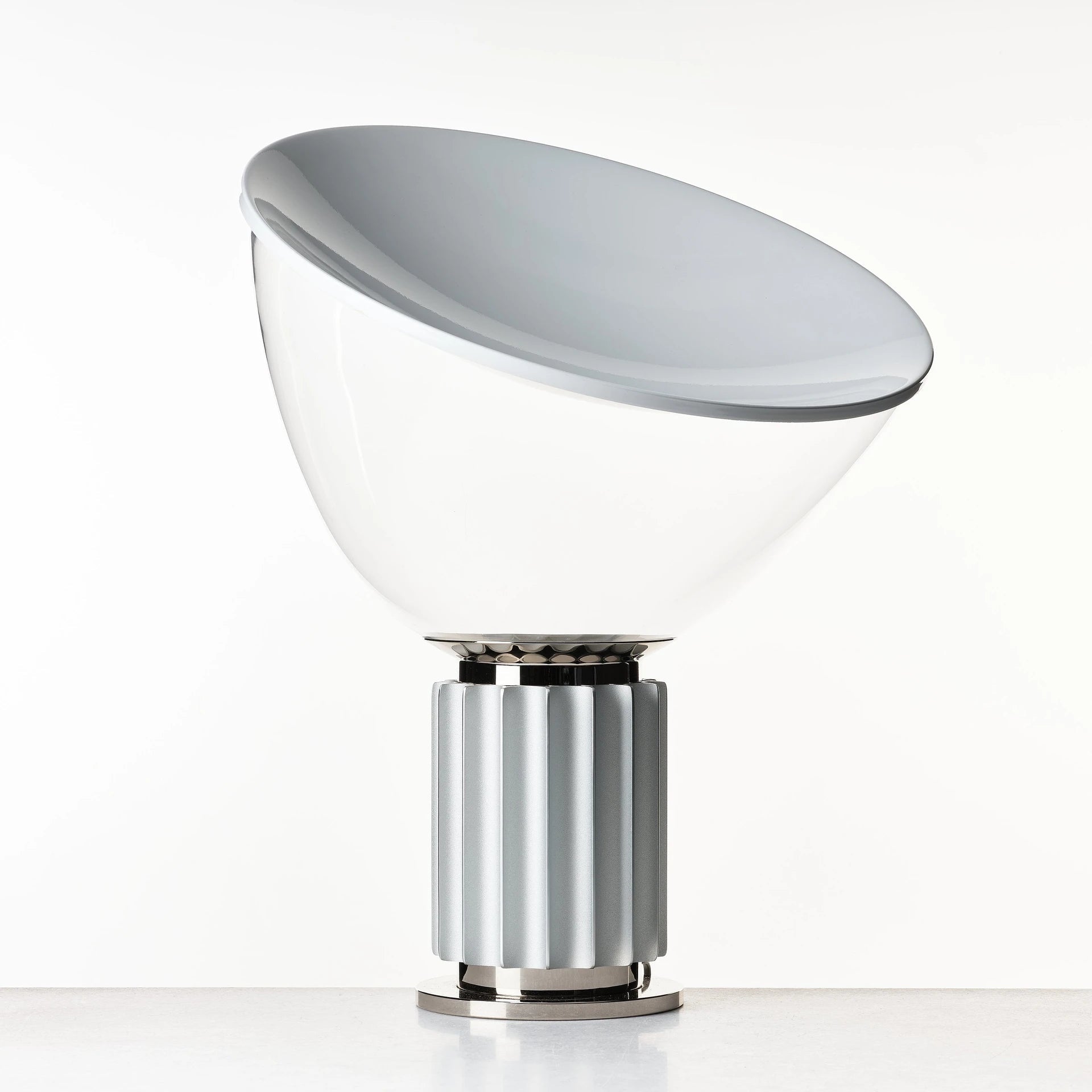 Lámpara de Mesa Taccia con Difusor de Vidrio y Base de Aluminio Anodizado – Diseño Moderno y Elegante para Iluminación Ambiental 0