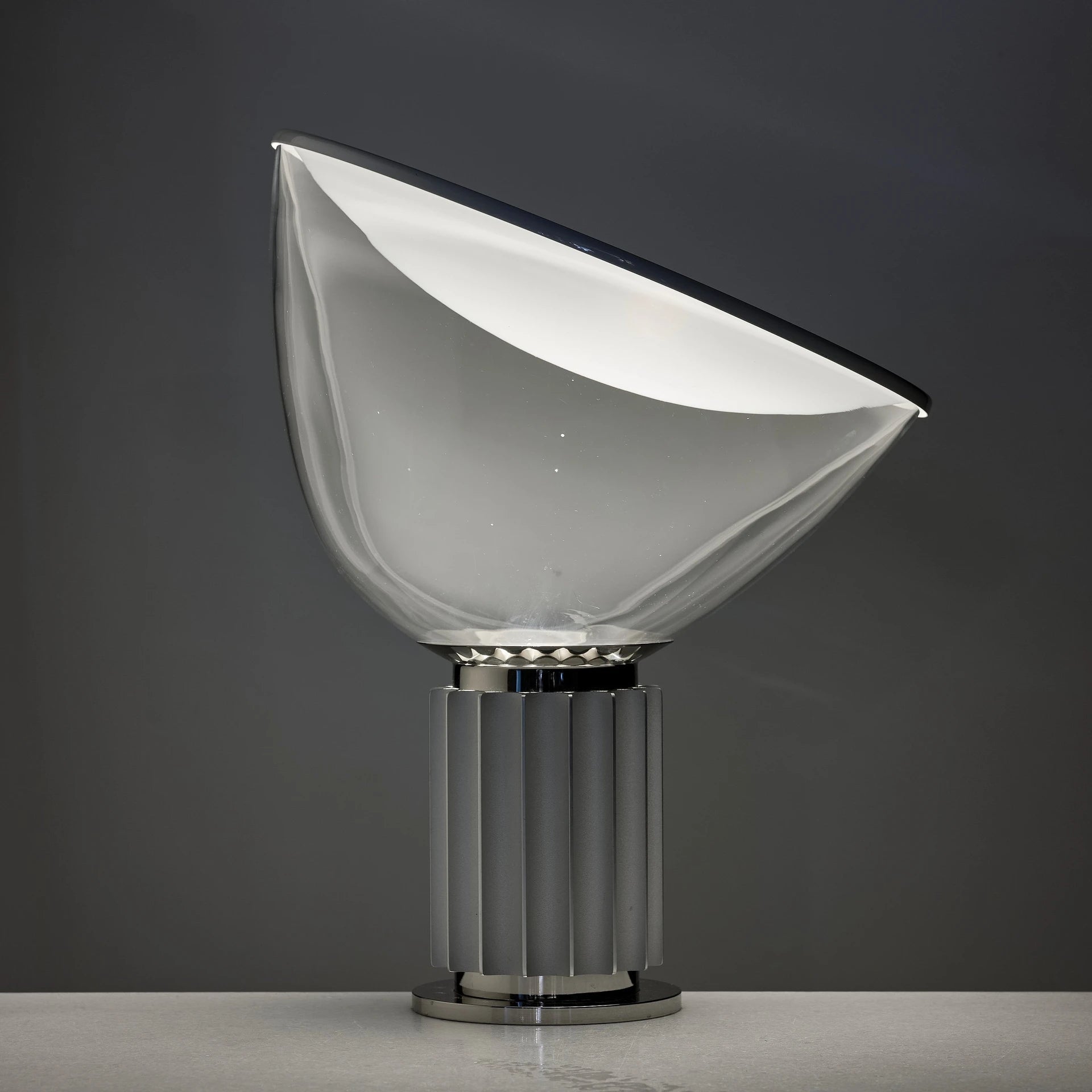 Lámpara de Mesa Taccia con Difusor de Vidrio y Base de Aluminio Anodizado – Diseño Moderno y Elegante para Iluminación Ambiental 2