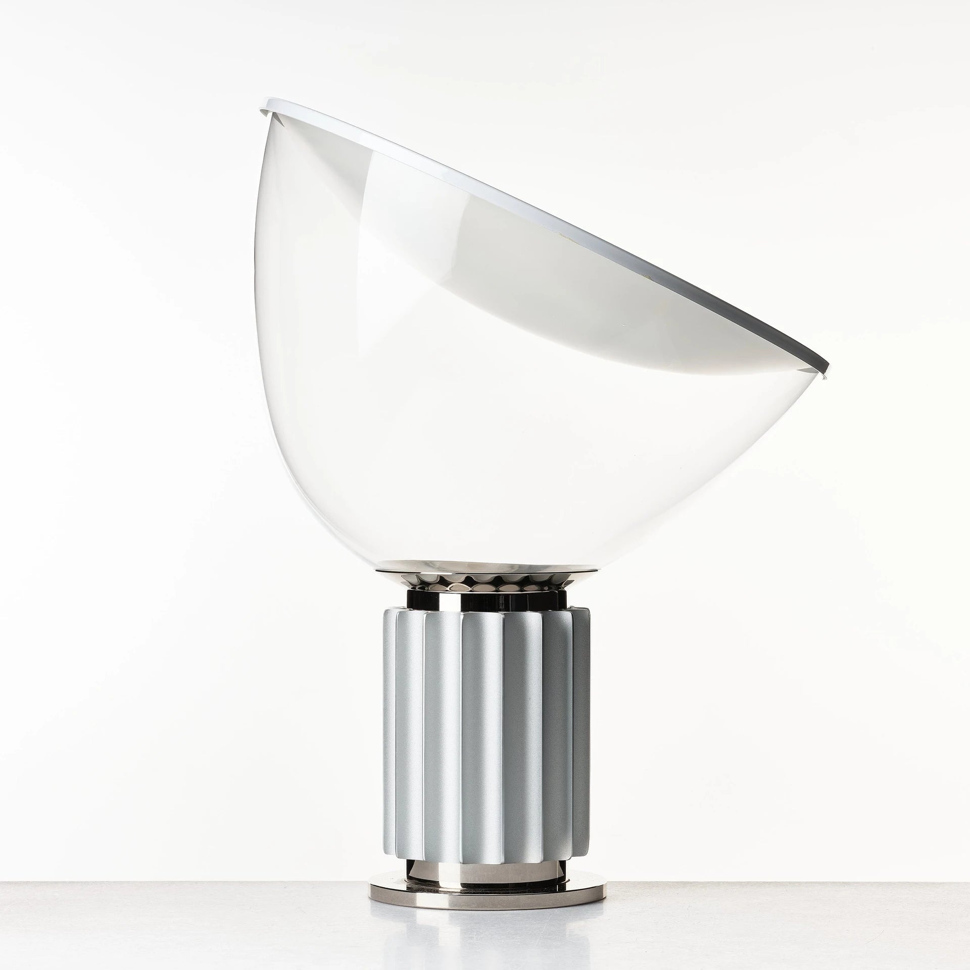 Lámpara de Mesa Taccia con Difusor de Vidrio y Base de Aluminio Anodizado – Diseño Moderno y Elegante para Iluminación Ambiental 3