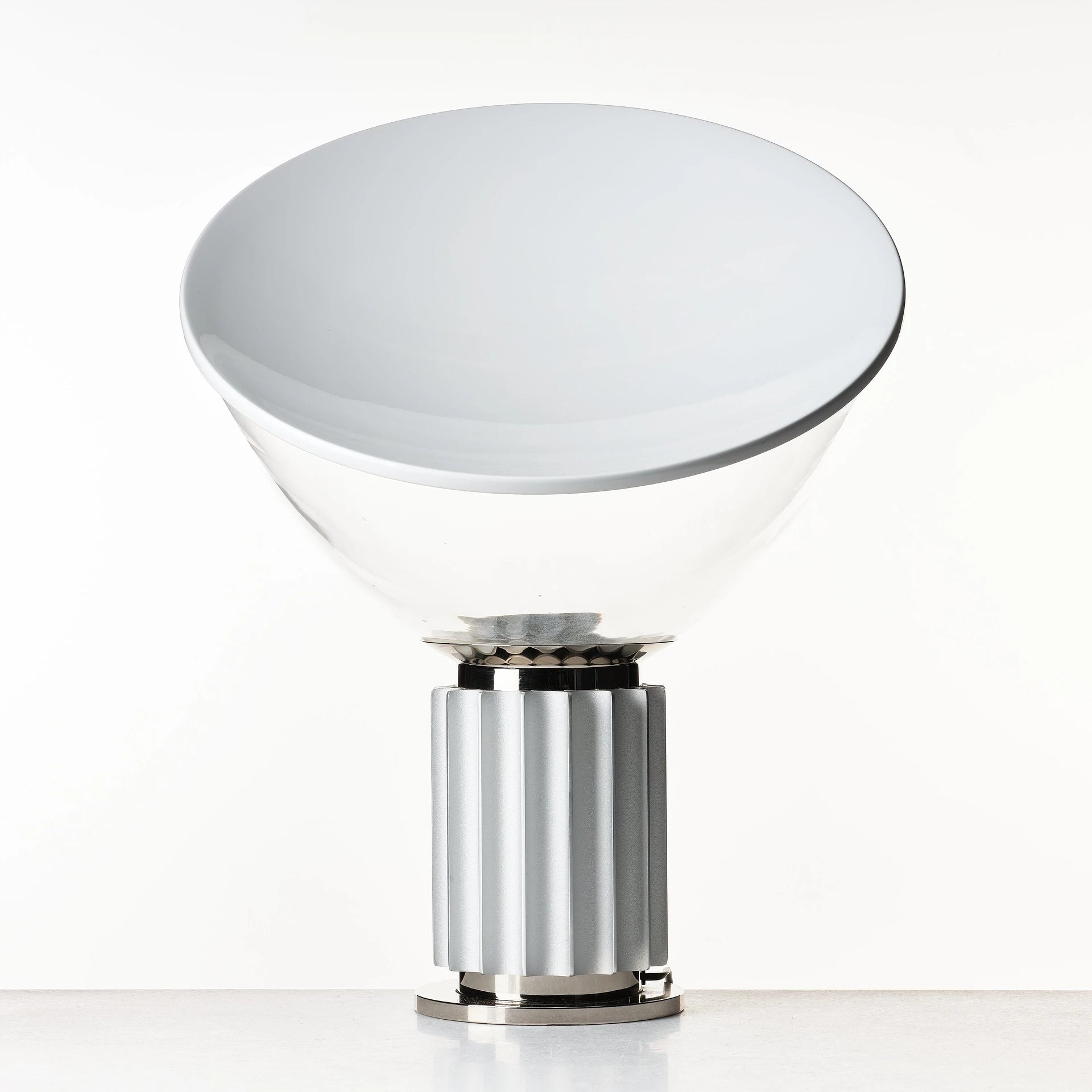 Lámpara de Mesa Taccia con Difusor de Vidrio y Base de Aluminio Anodizado – Diseño Moderno y Elegante para Iluminación Ambiental 5