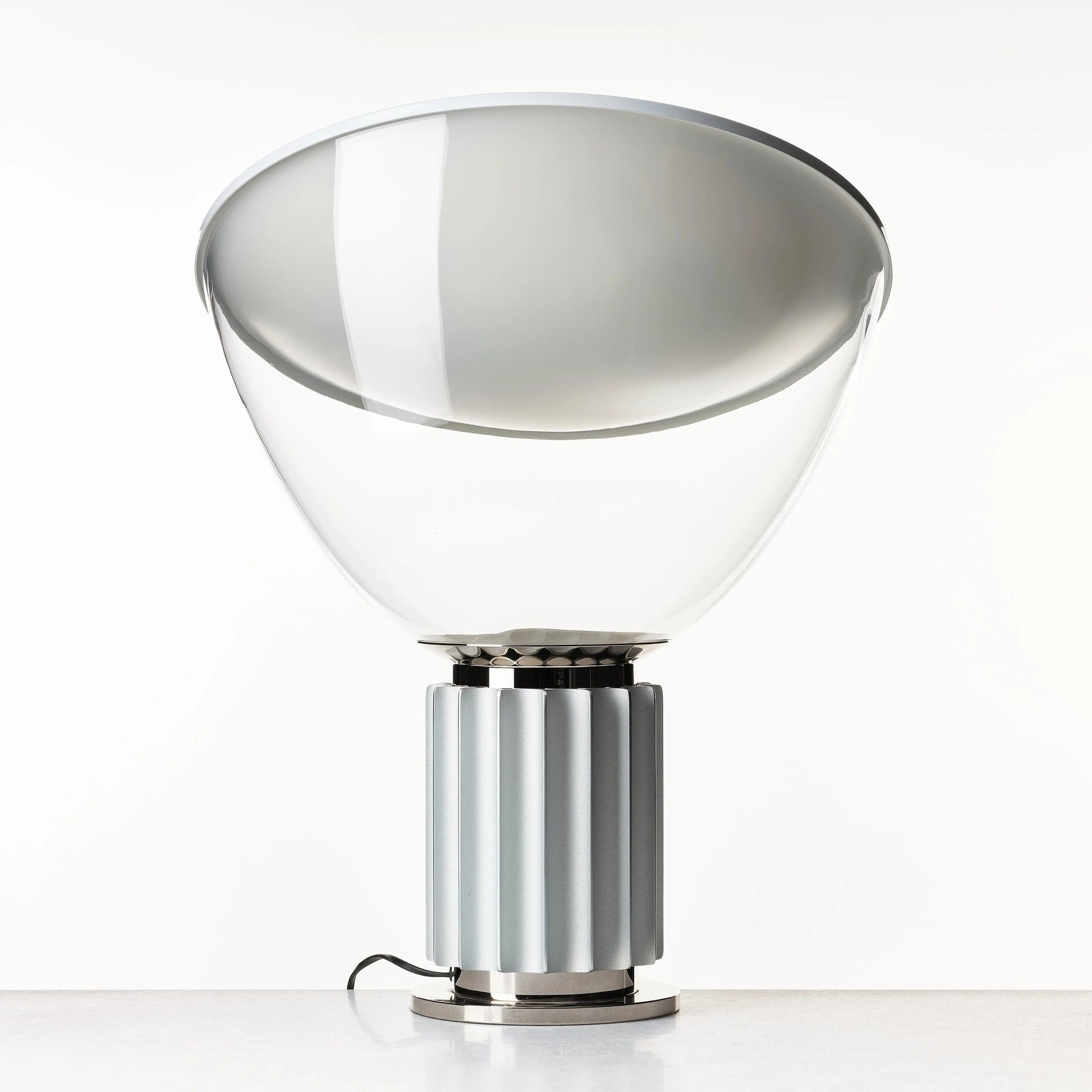 Lámpara de Mesa Taccia con Difusor de Vidrio y Base de Aluminio Anodizado – Diseño Moderno y Elegante para Iluminación Ambiental 6