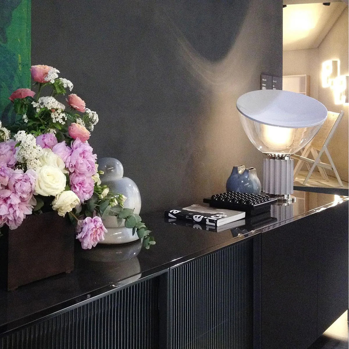 Lámpara de Mesa Taccia con Difusor de Vidrio y Base de Aluminio Anodizado – Diseño Moderno y Elegante para Iluminación Ambiental 7