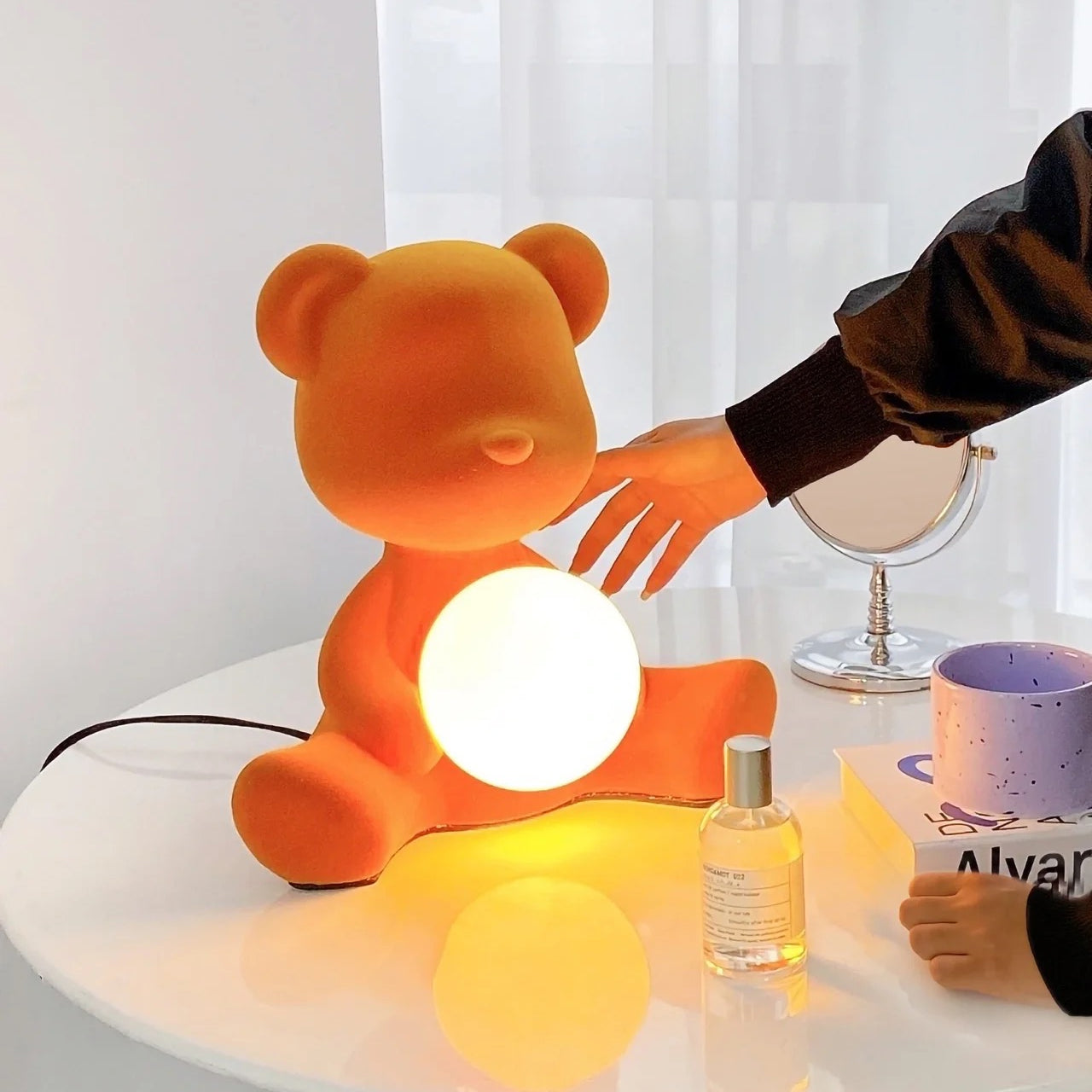 Lámpara de Mesa Teddy con Esfera Luminosa – Diseño Tierno y Superficie de Terciopelo 3