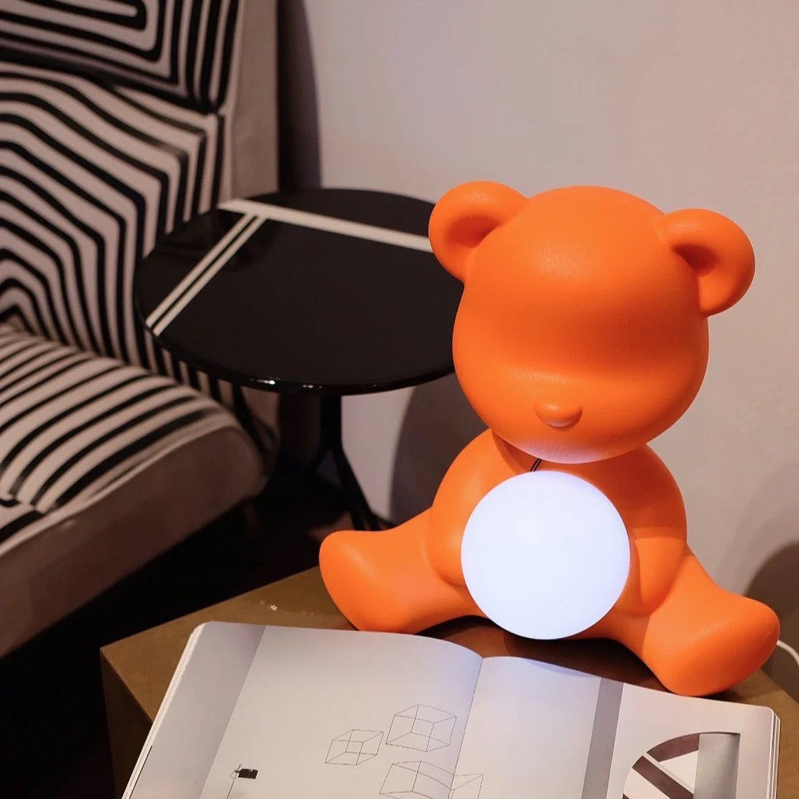 Lámpara de Mesa Teddy con Esfera Luminosa – Diseño Tierno y Superficie de Terciopelo 4