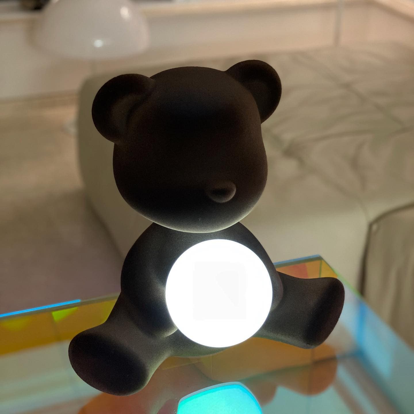 Lámpara de Mesa Teddy con Esfera Luminosa – Diseño Tierno y Superficie de Terciopelo 7