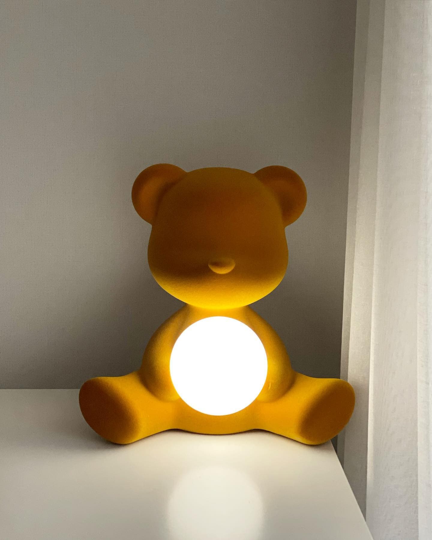 Lámpara de Mesa Teddy con Esfera Luminosa – Diseño Tierno y Superficie de Terciopelo 8