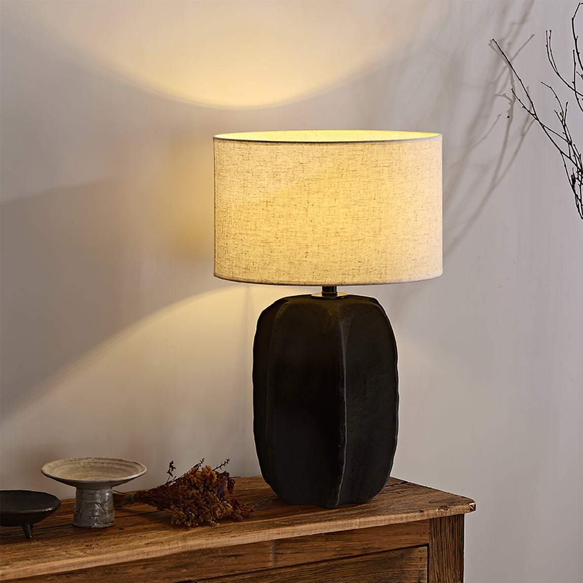 Lámpara de Mesa Torso de Cerámica con Pantalla de Tela – Diseño Sofisticado y Duradero 2