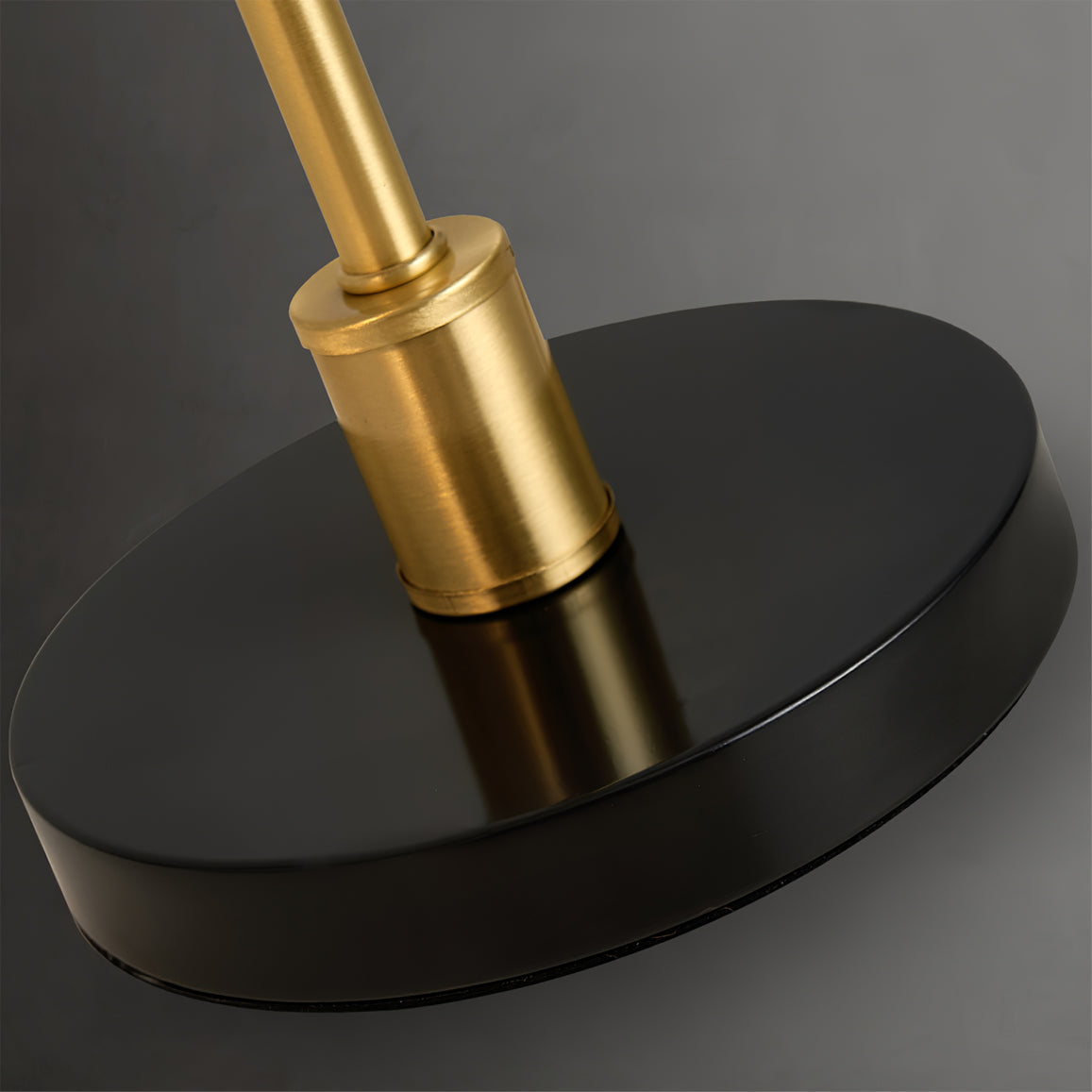 Lámpara de Mesa Tresa de Bronce con Diseño Moderno y Enfoque de Iluminación Descendente 7