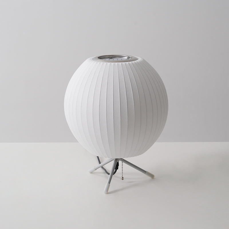 Lámpara de Mesa Tripode con Pantalla Blanca y Base de Acero – Disponible en Varios Tamaños 10