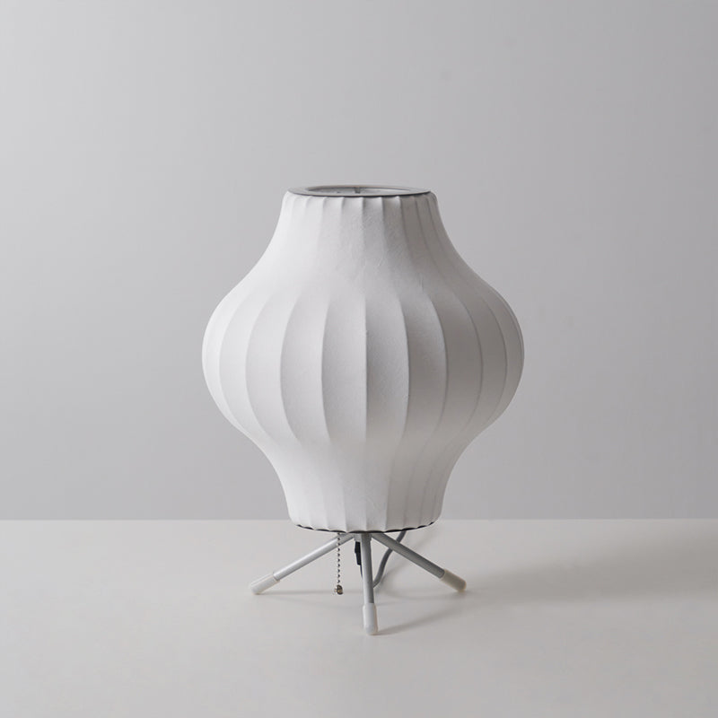 Lámpara de Mesa Tripode con Pantalla Blanca y Base de Acero – Disponible en Varios Tamaños 11