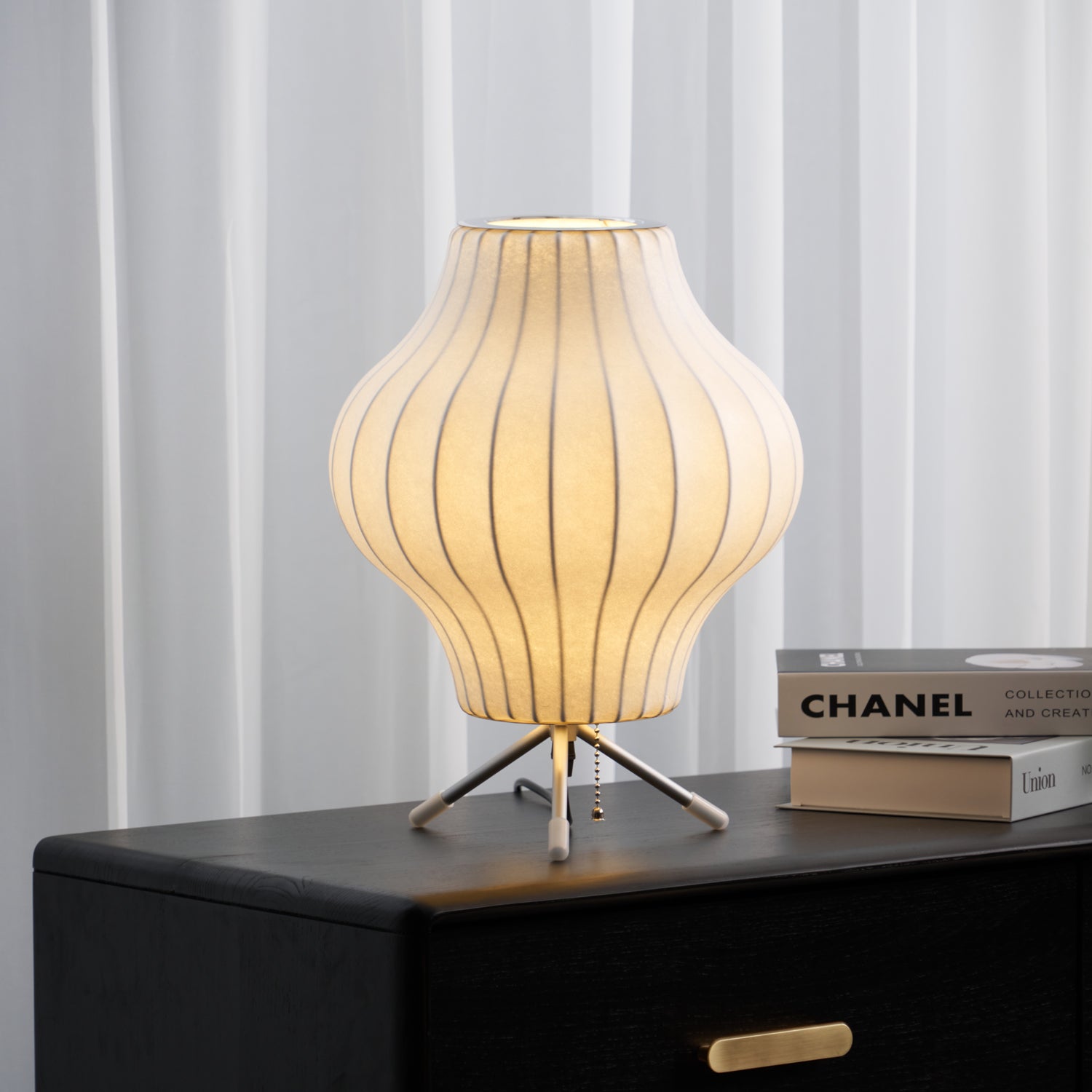 Lámpara de Mesa Tripode con Pantalla Blanca y Base de Acero – Disponible en Varios Tamaños 2