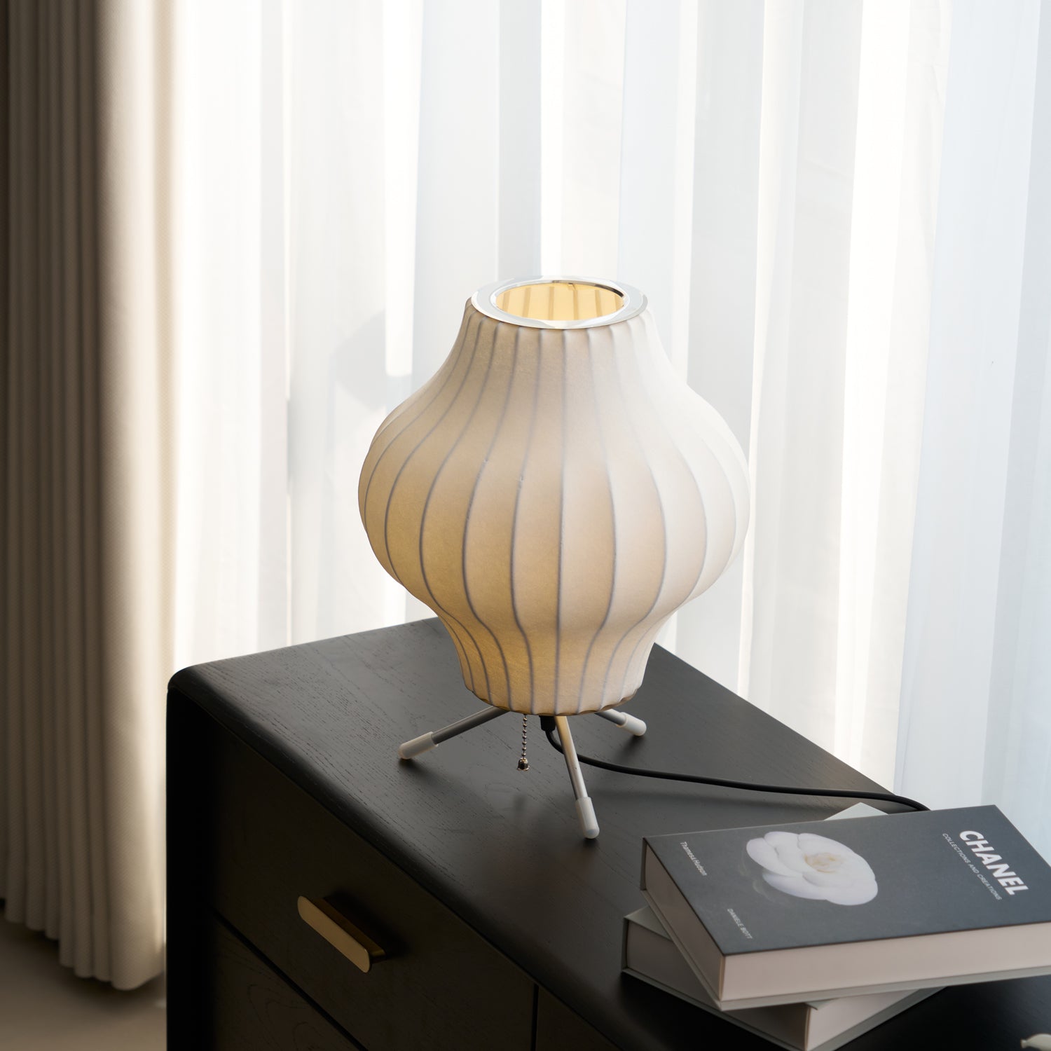Lámpara de Mesa Tripode con Pantalla Blanca y Base de Acero – Disponible en Varios Tamaños 3
