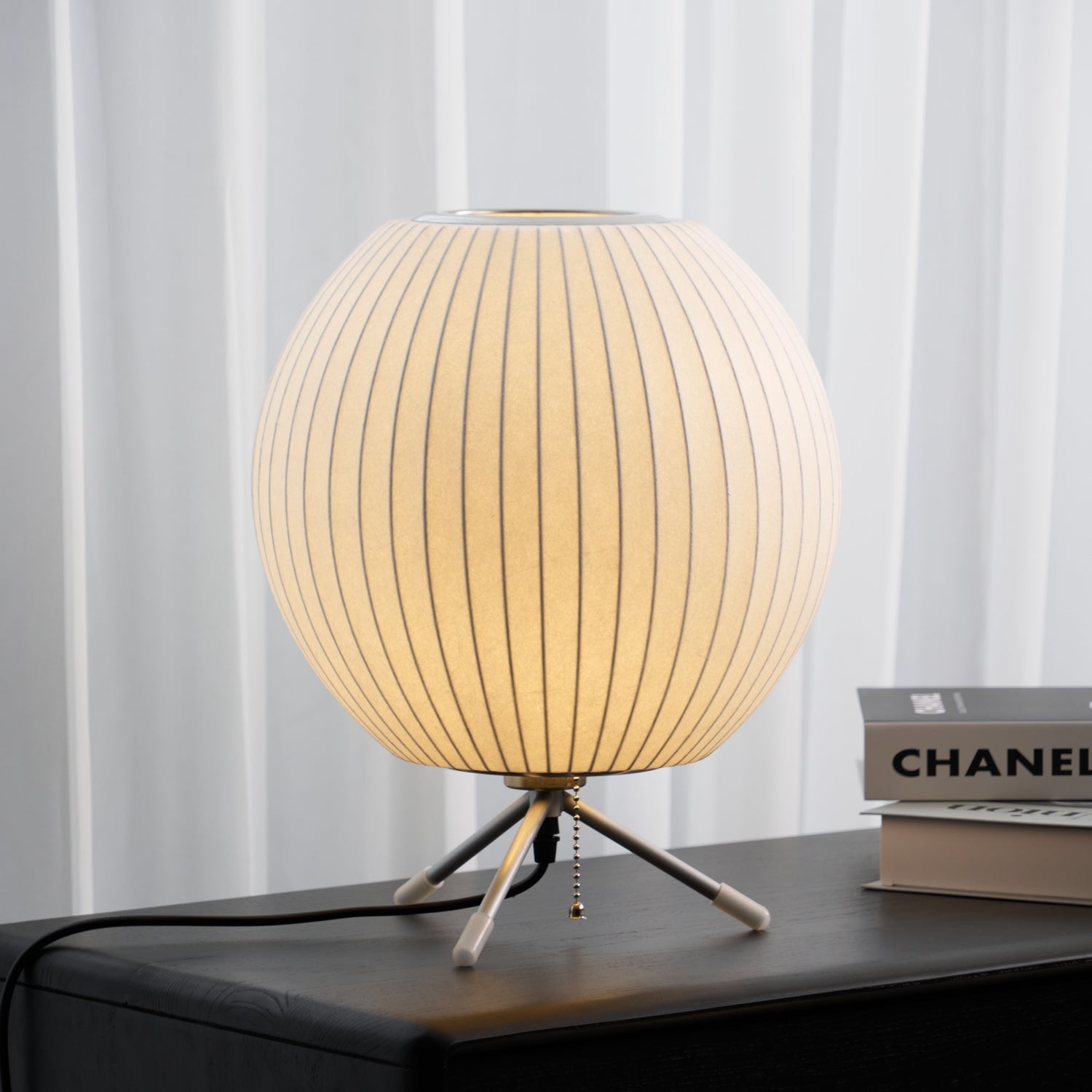 Lámpara de Mesa Tripode con Pantalla Blanca y Base de Acero – Disponible en Varios Tamaños 4