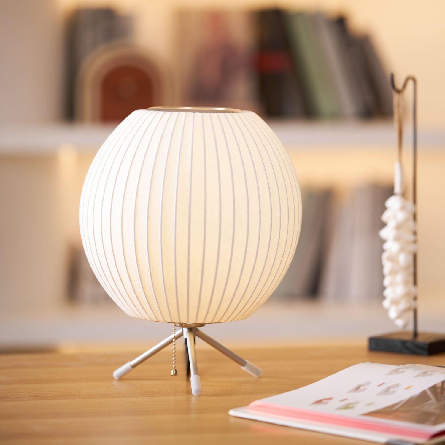 Lámpara de Mesa Tripode con Pantalla Blanca y Base de Acero – Disponible en Varios Tamaños 8