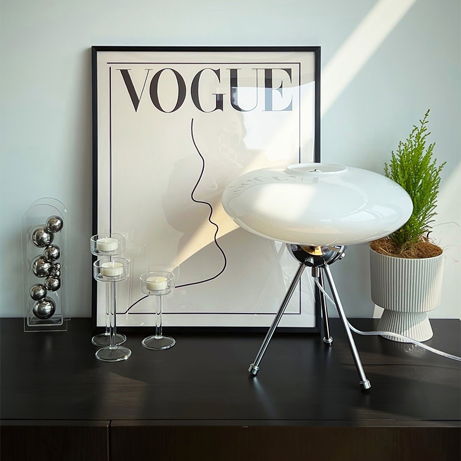 Lámpara de Mesa UFO de Vidrio Moderno, 30 cm Diámetro, Base E26, Ideal para Mesita de Noche o Escritorio 2
