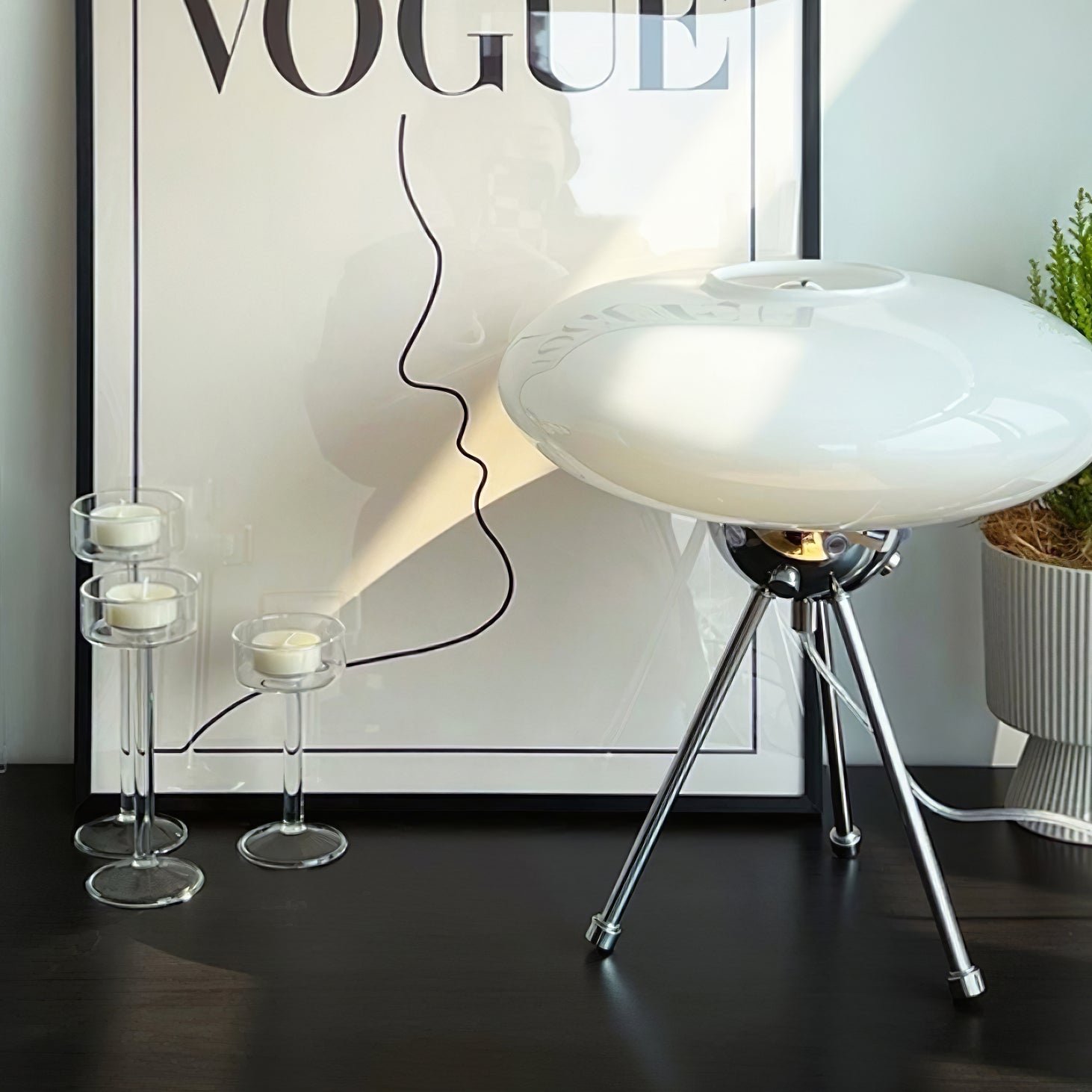 Lámpara de Mesa UFO de Vidrio Moderno, 30 cm Diámetro, Base E26, Ideal para Mesita de Noche o Escritorio 3