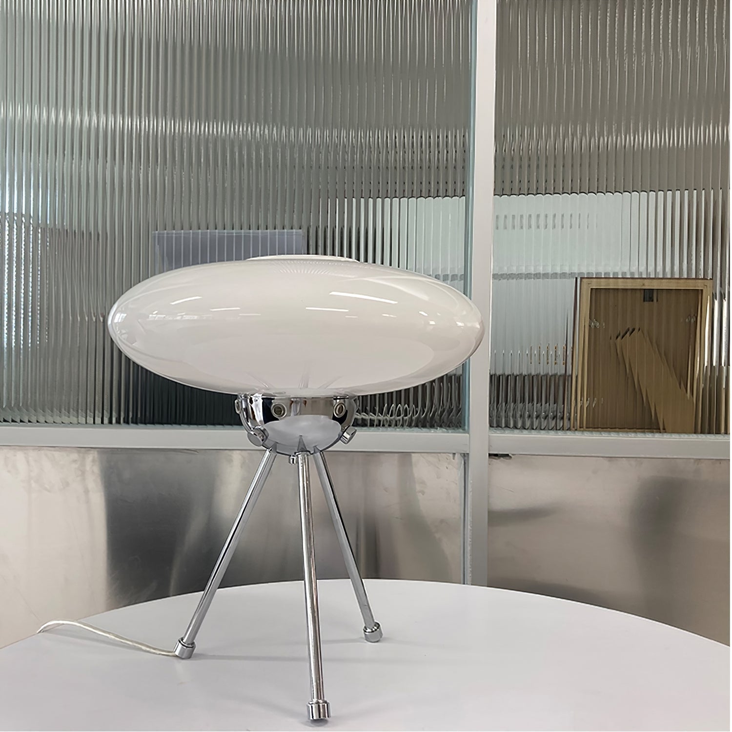 Lámpara de Mesa UFO de Vidrio Moderno, 30 cm Diámetro, Base E26, Ideal para Mesita de Noche o Escritorio 4