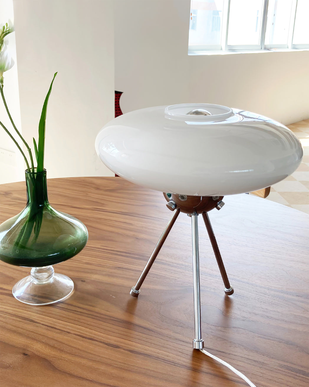 Lámpara de Mesa UFO de Vidrio Moderno, 30 cm Diámetro, Base E26, Ideal para Mesita de Noche o Escritorio 7