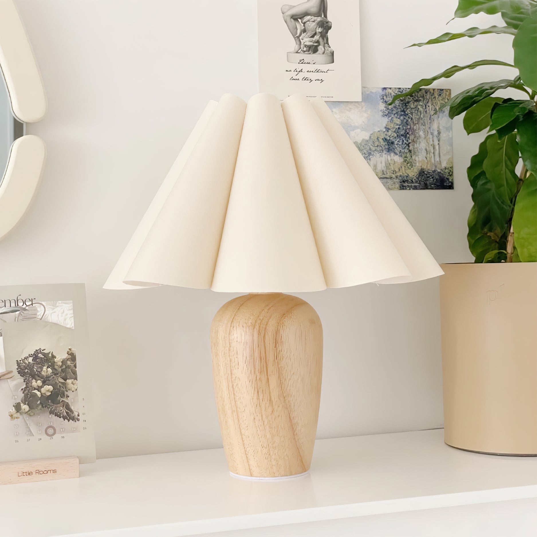 Lámpara de Mesa Vintage Beige con Pantalla Acanalada y Base de Madera 2