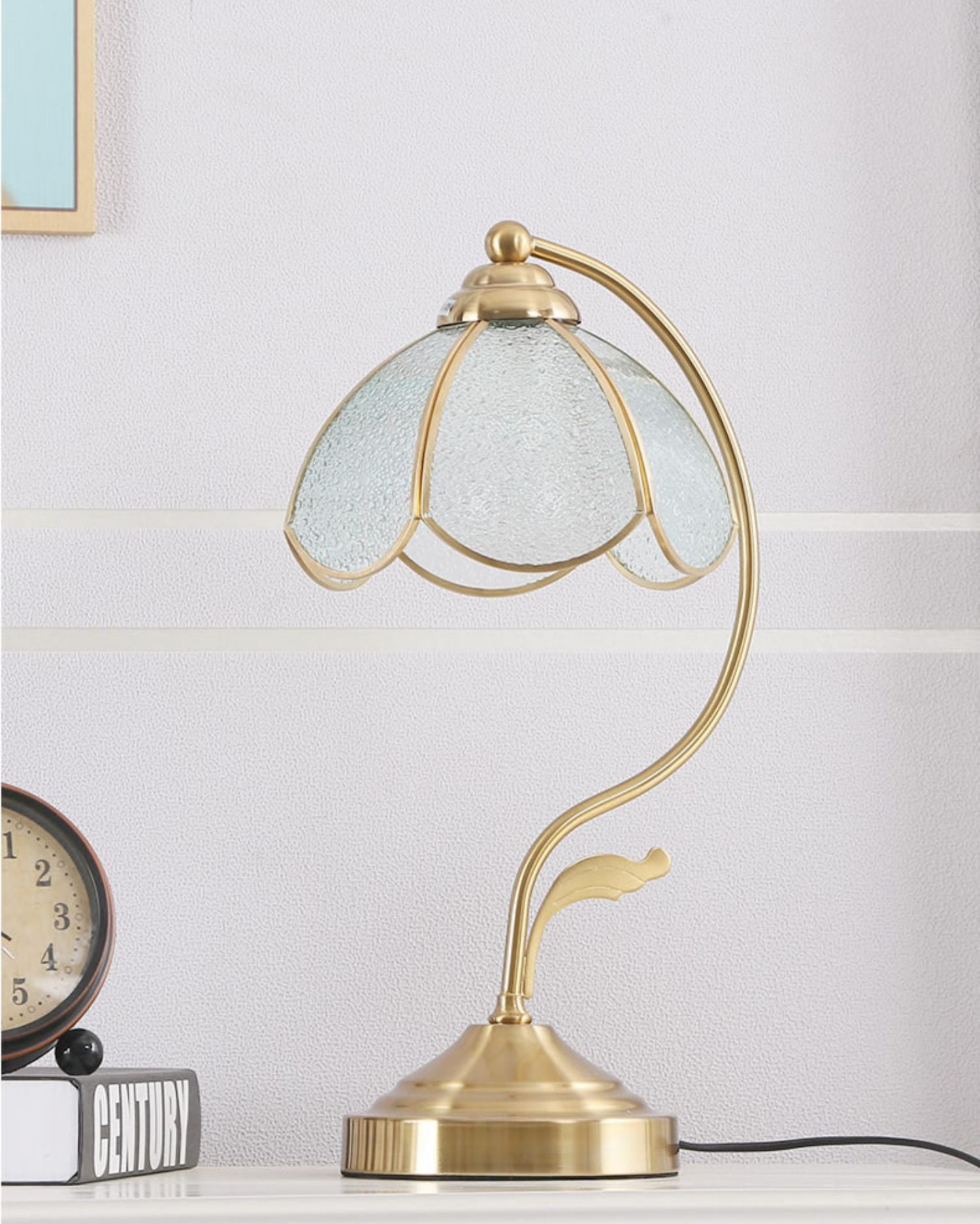 Lámpara de Mesa Vintage Tiffany con Diseño Floral de Vidrio Opaco Azul y Base de Latón – Ideal para Mesitas de Noche 3