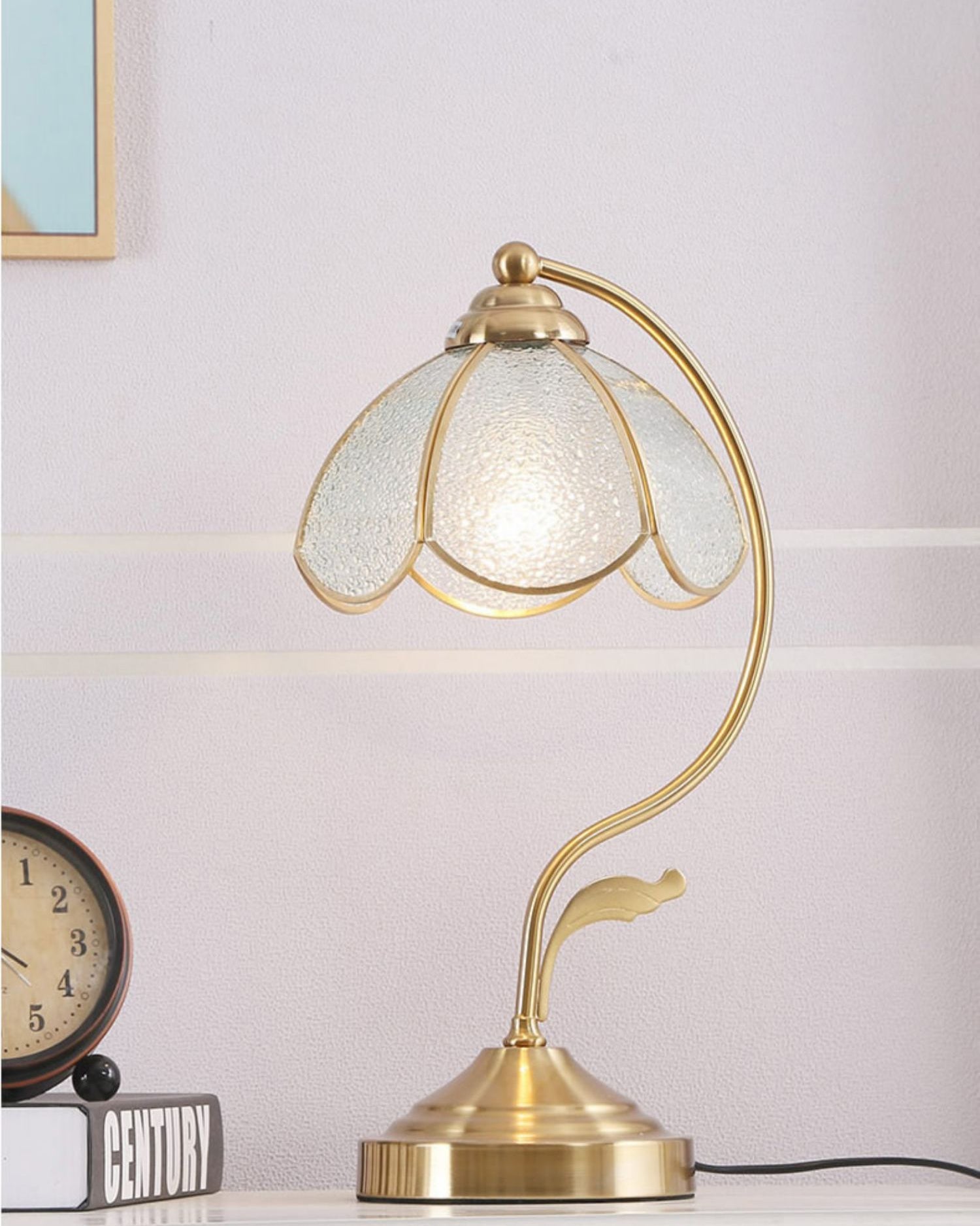 Lámpara de Mesa Vintage Tiffany con Diseño Floral de Vidrio Opaco Azul y Base de Latón – Ideal para Mesitas de Noche 6