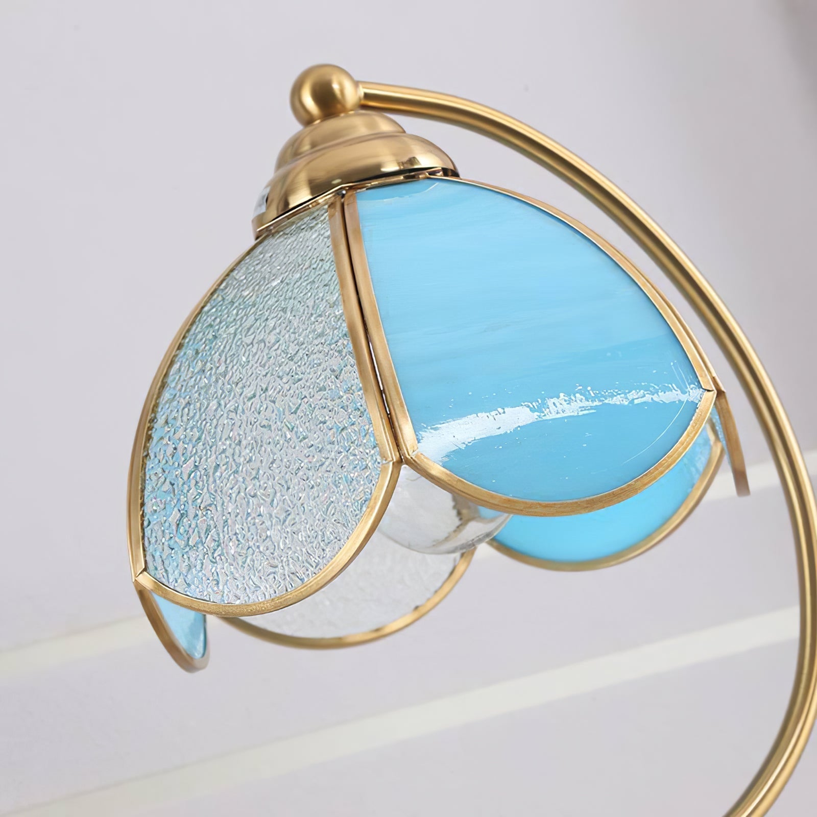 Lámpara de Mesa Vintage Tiffany con Diseño Floral de Vidrio Opaco Azul y Base de Latón – Ideal para Mesitas de Noche 7