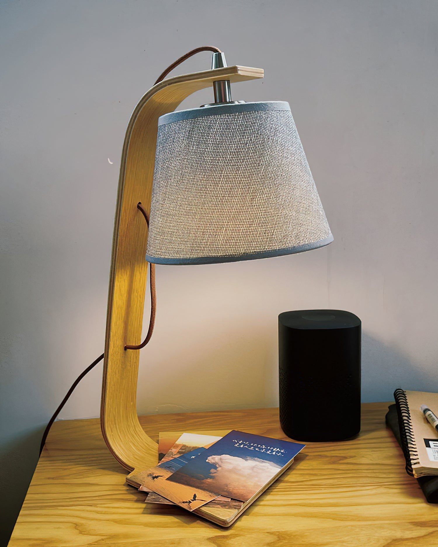 Lámpara de Mesa Walden con Diseño Contemporáneo y Pantalla de Tela – Acabados en Madera Natural y Oscura 6