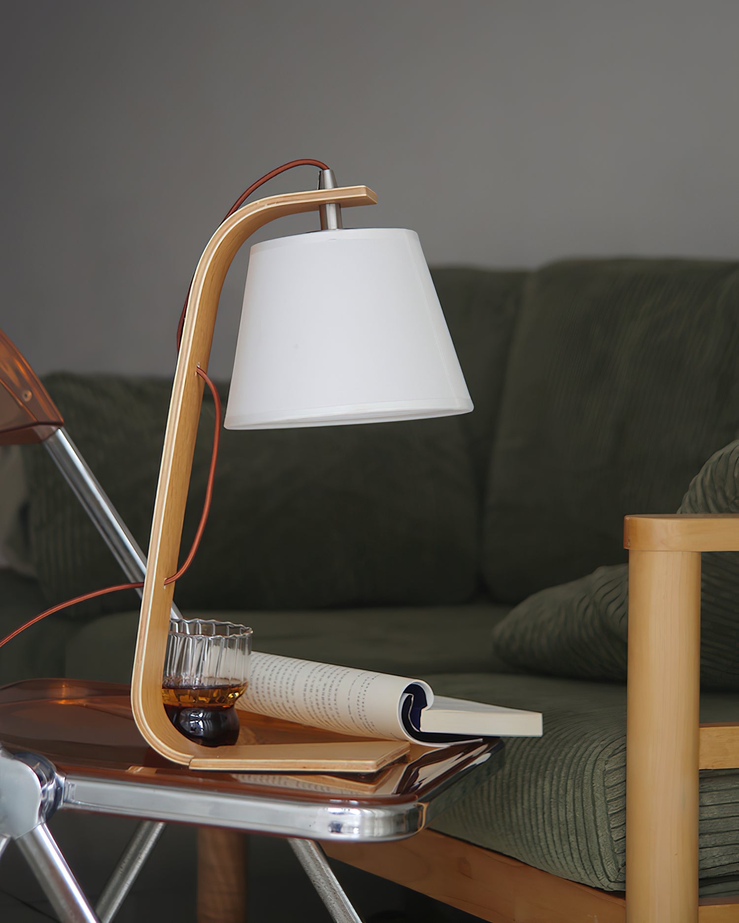 Lámpara de Mesa Walden con Diseño Contemporáneo y Pantalla de Tela – Acabados en Madera Natural y Oscura 9