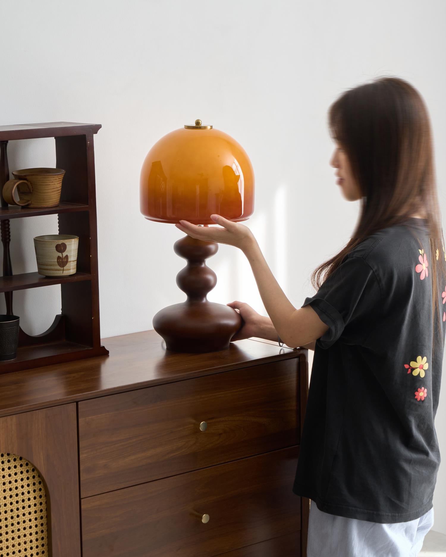 Lámpara de Mesa Willow con Base de Madera y Pantalla de Vidrio Caramelo – Diseño Moderno Retro para Iluminación Interior 3