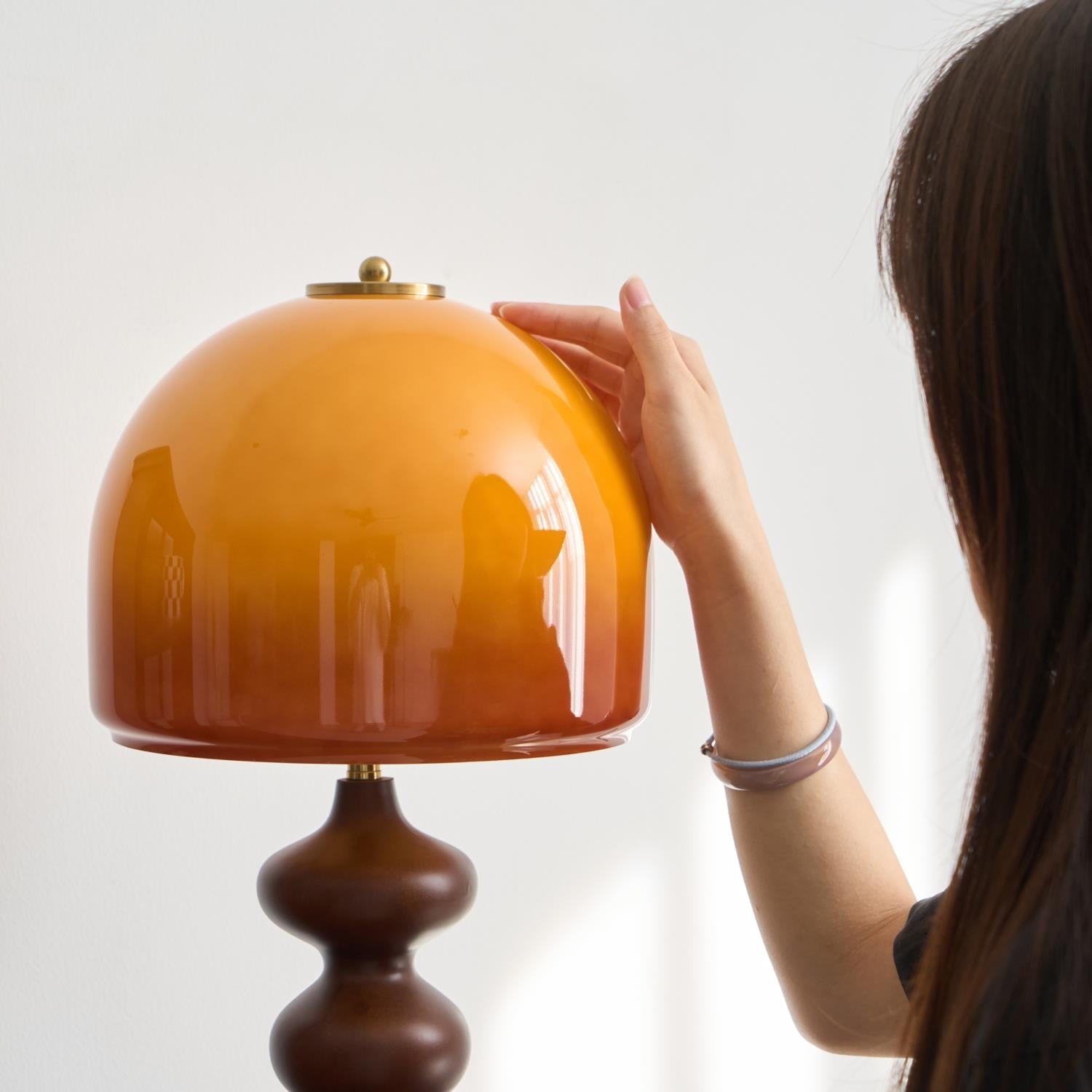 Lámpara de Mesa Willow con Base de Madera y Pantalla de Vidrio Caramelo – Diseño Moderno Retro para Iluminación Interior 4