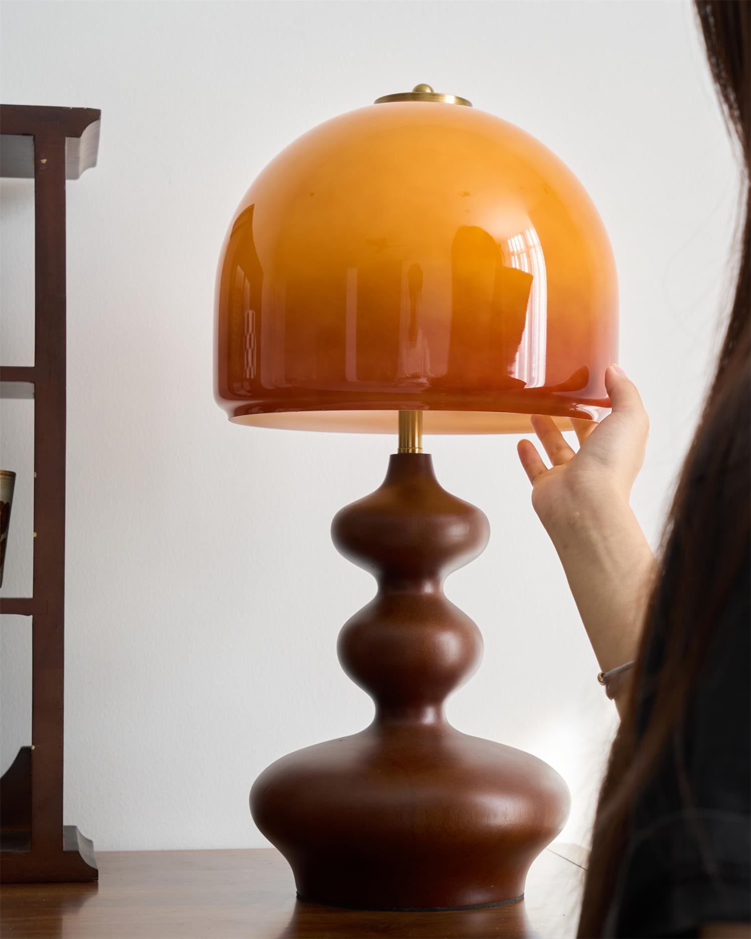 Lámpara de Mesa Willow con Base de Madera y Pantalla de Vidrio Caramelo – Diseño Moderno Retro para Iluminación Interior 6