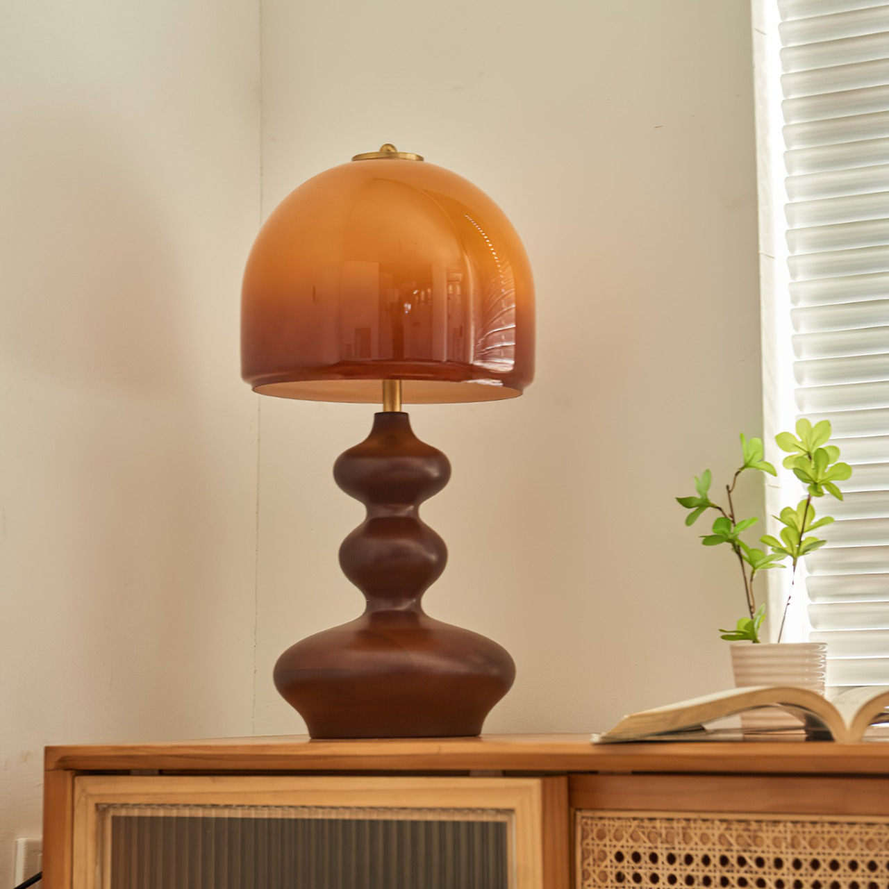 Lámpara de Mesa Willow con Base de Madera y Pantalla de Vidrio Caramelo – Diseño Moderno Retro para Iluminación Interior 7