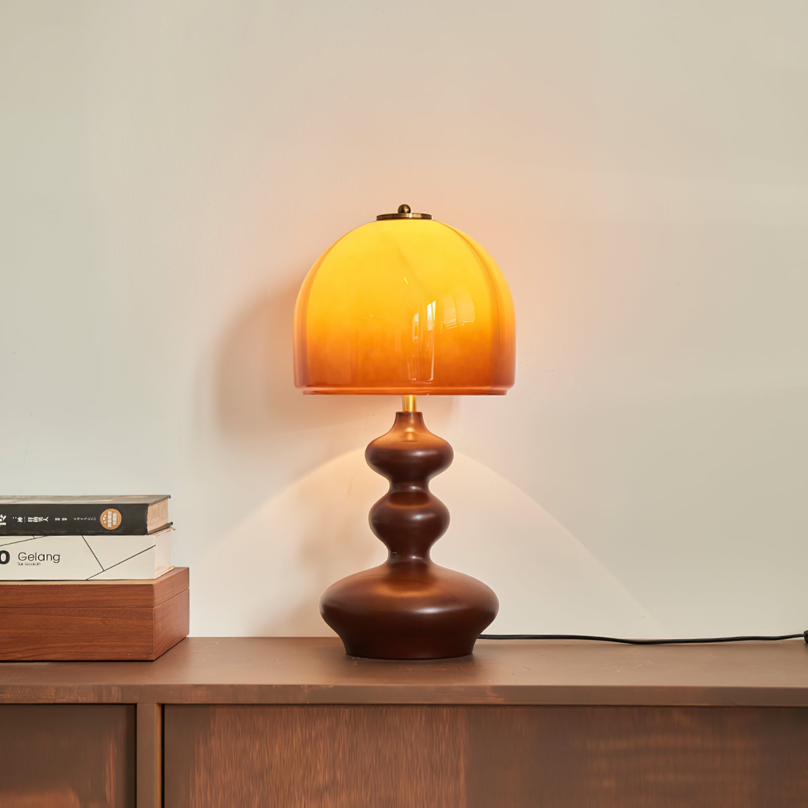 Lámpara de Mesa Willow con Base de Madera y Pantalla de Vidrio Caramelo – Diseño Moderno Retro para Iluminación Interior 8