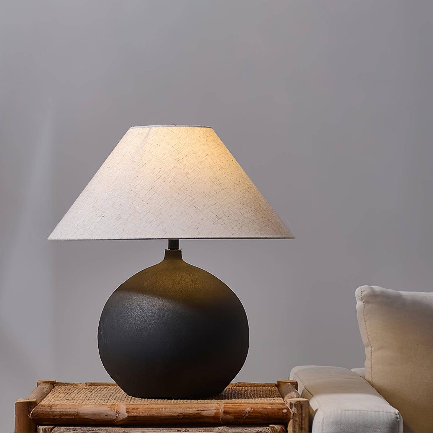 Lámpara de Mesa de Cerámica con Pantalla de Lino Gris – Diseño Clásico y Elegante para Mesita de Noche 2