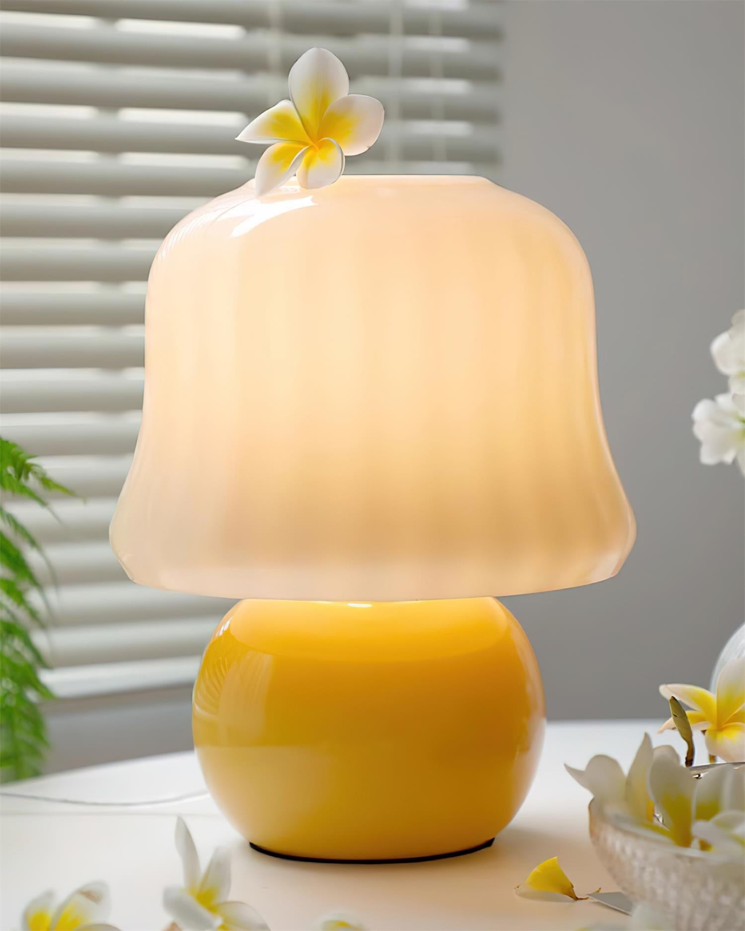 Lámpara de Mesa de Cerámica en Forma de Hongo, Diseño Italiano, Color Beige y Amarillo 4