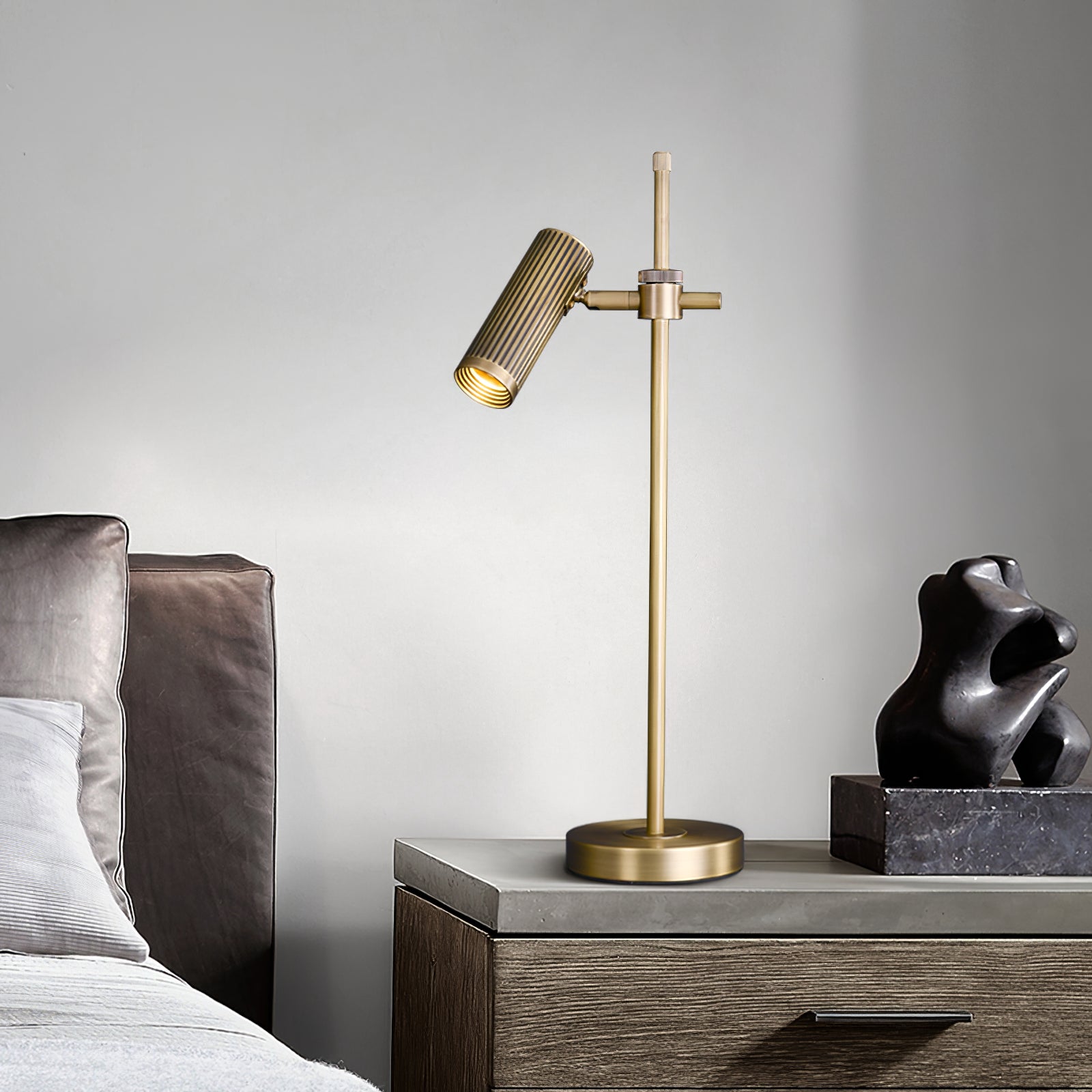Lámpara de Mesa de Cobre Elegante con Base de Cobre y Diseño Minimalista 3