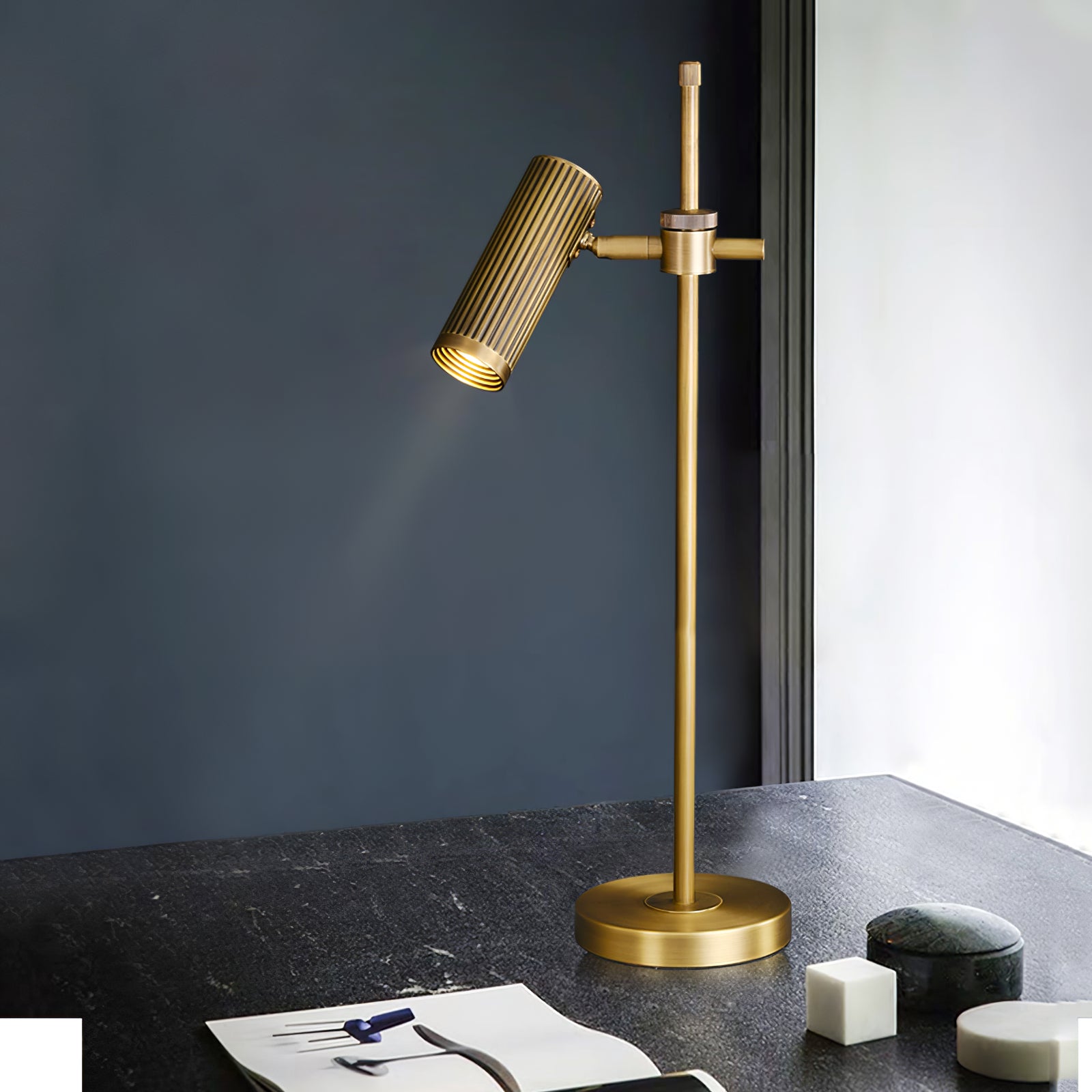 Lámpara de Mesa de Cobre Elegante con Base de Cobre y Diseño Minimalista 6