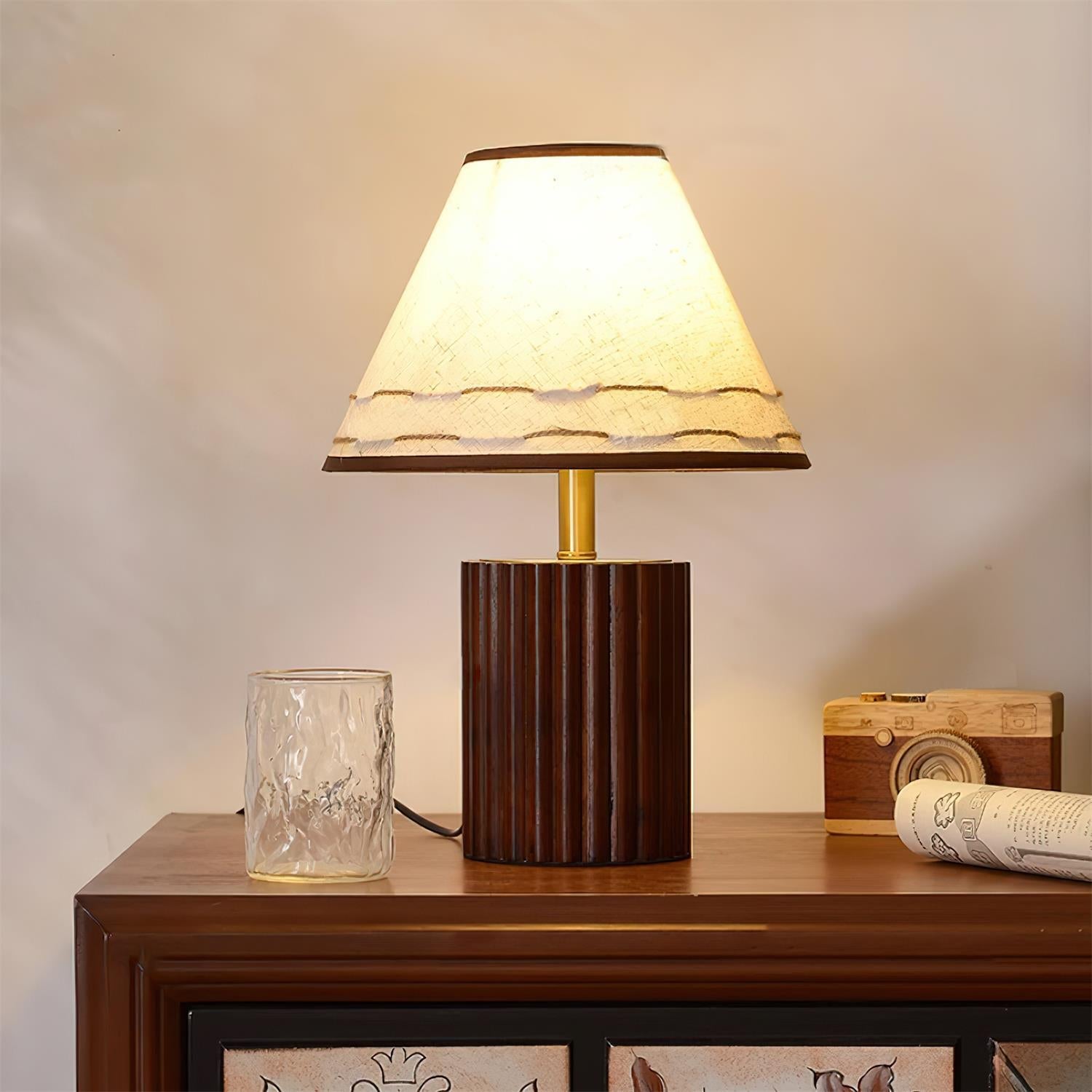 Lámpara de Mesa de Madera Brooke con Pantalla Artesanal y Base Cilíndrica 2