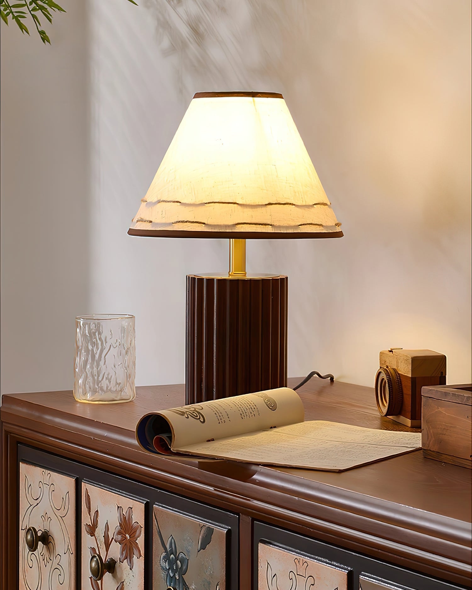 Lámpara de Mesa de Madera Brooke con Pantalla Artesanal y Base Cilíndrica 3