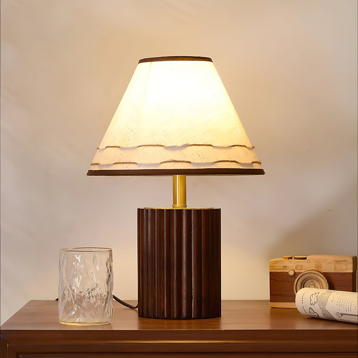 Lámpara de Mesa de Madera Brooke con Pantalla Artesanal y Base Cilíndrica 4