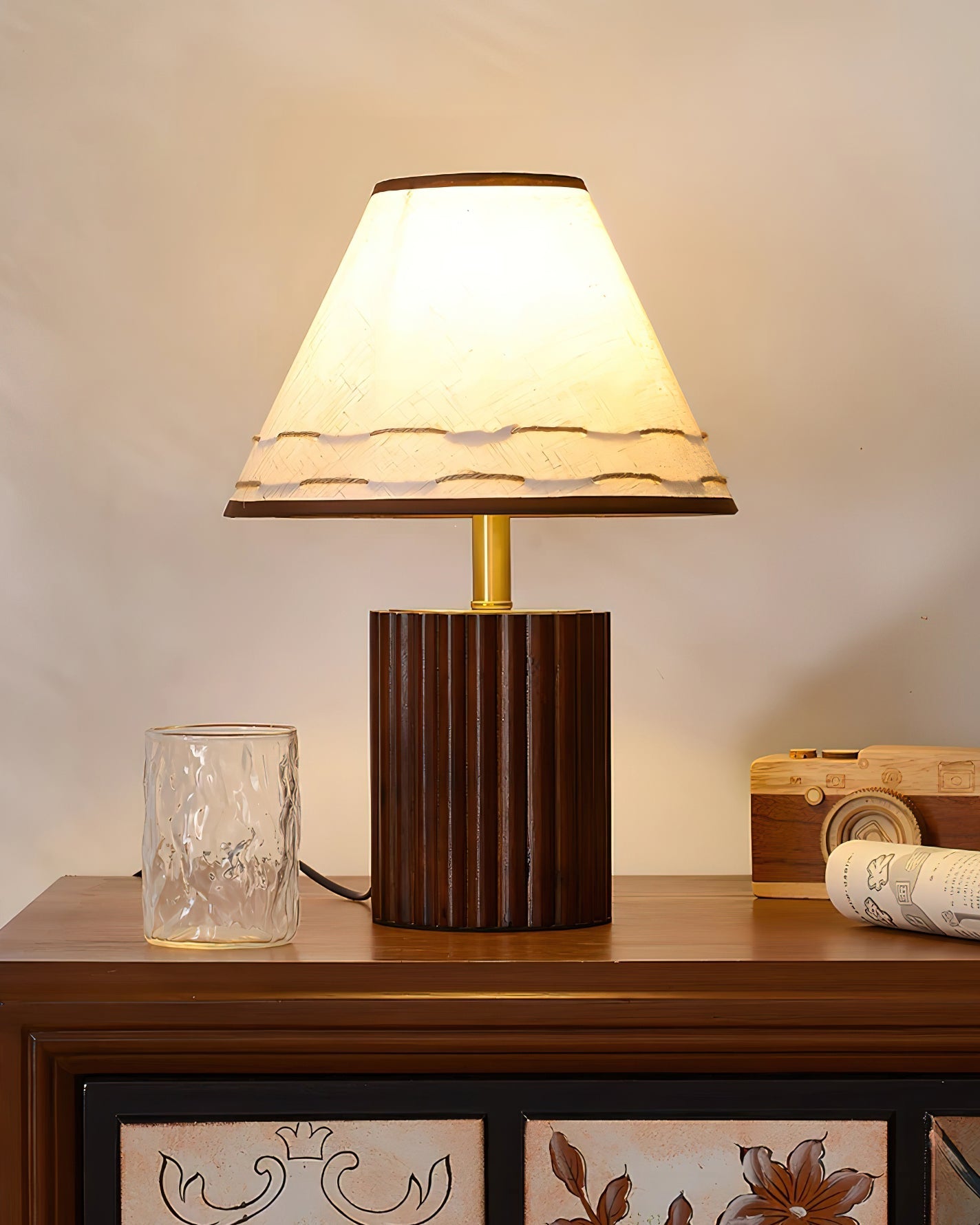 Lámpara de Mesa de Madera Brooke con Pantalla Artesanal y Base Cilíndrica 7