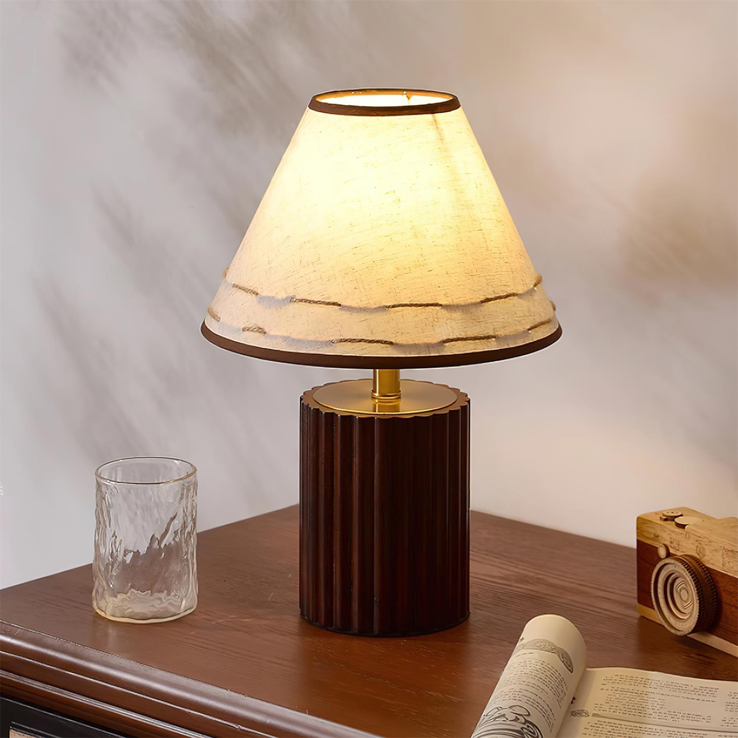 Lámpara de Mesa de Madera Brooke con Pantalla Artesanal y Base Cilíndrica 8