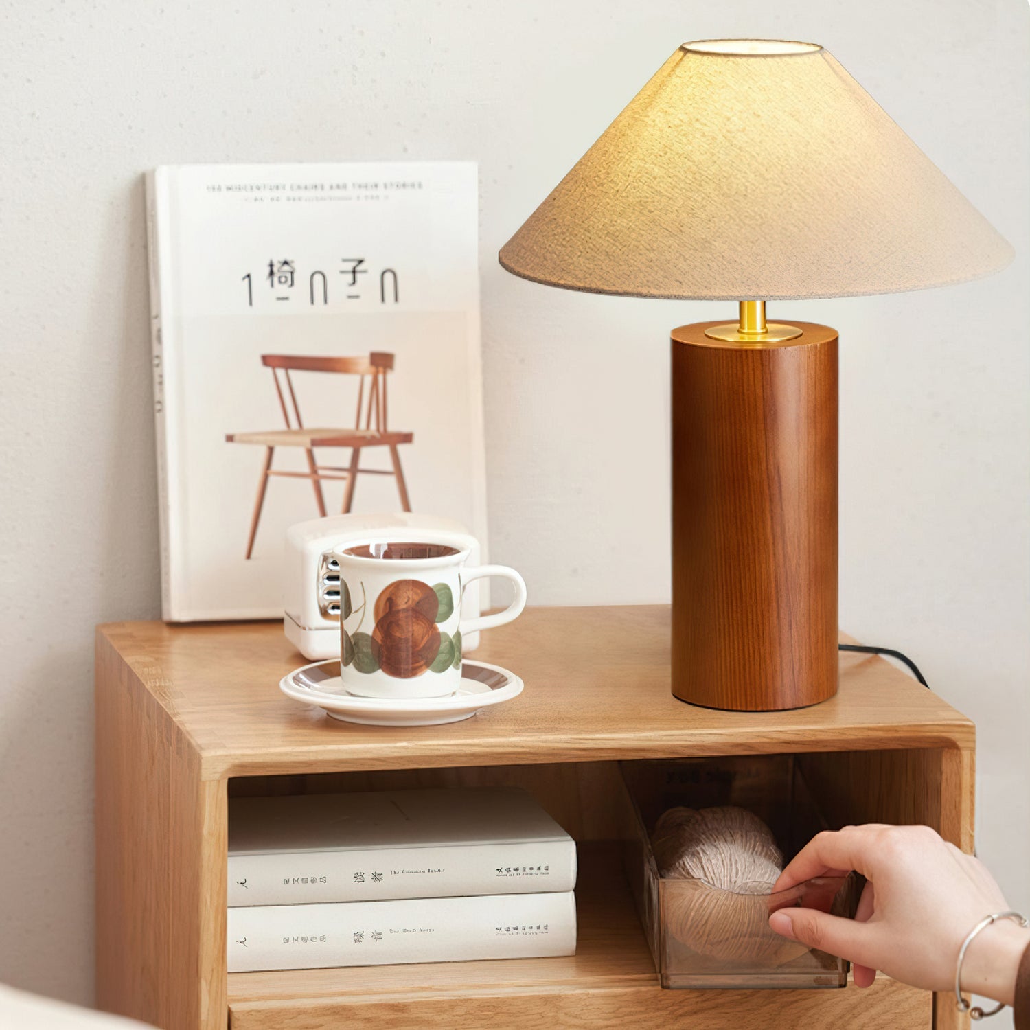 Lámpara de Mesa de Madera con Pantalla Beige y Base de Latón, Estilo Moderno, Diámetro 35 cm, Ideal para Mesitas de Noche 7