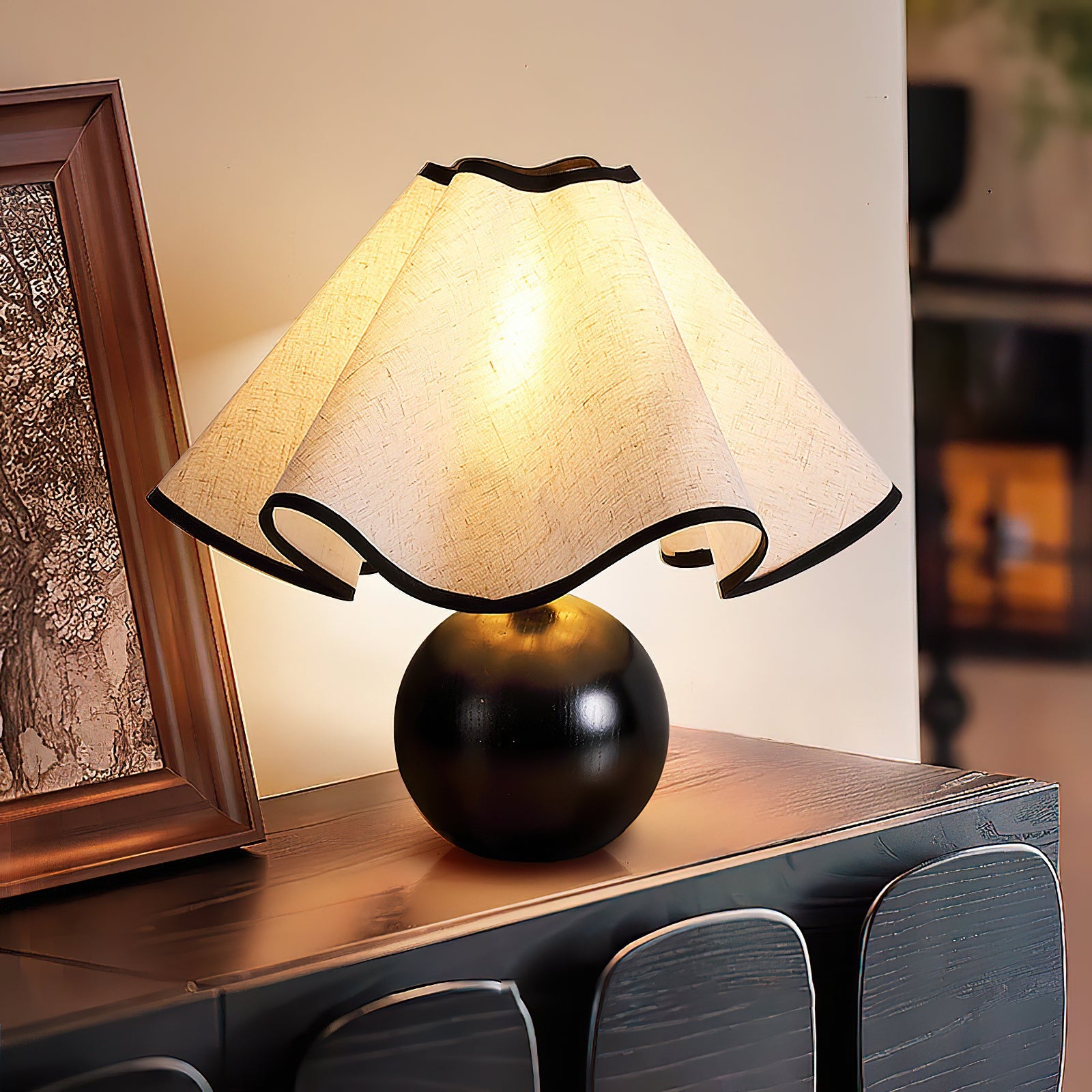 Lámpara de Mesa de Madera con Pantalla de Tela Curvada y Base Esférica – Acabados en Madera Natural y Negro 3