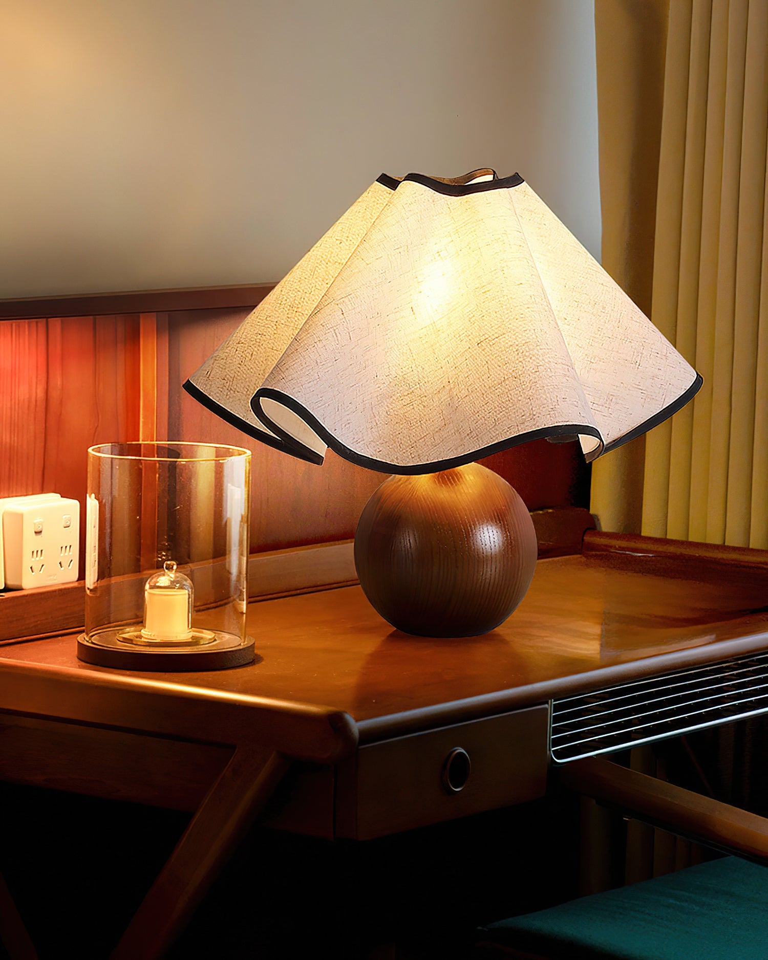 Lámpara de Mesa de Madera con Pantalla de Tela Curvada y Base Esférica – Acabados en Madera Natural y Negro 4