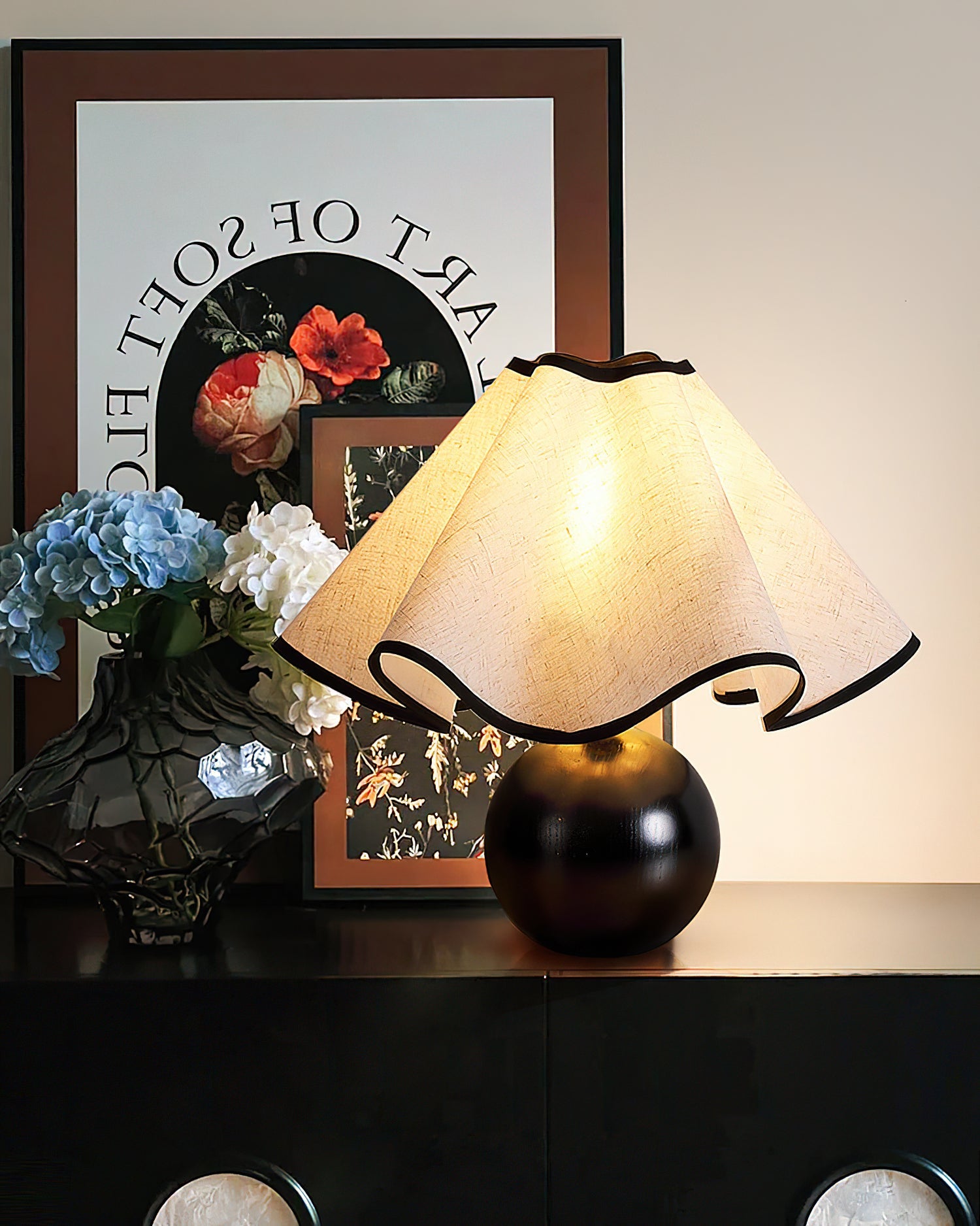 Lámpara de Mesa de Madera con Pantalla de Tela Curvada y Base Esférica – Acabados en Madera Natural y Negro 6