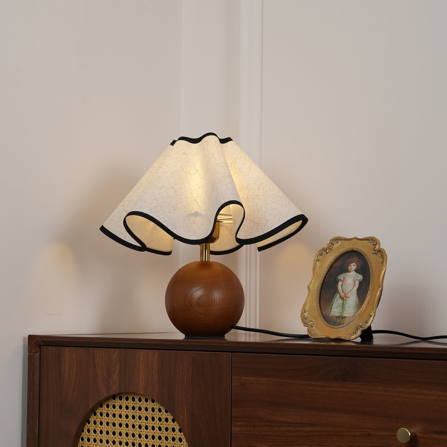 Lámpara de Mesa de Madera con Pantalla de Tela Curvada y Base Esférica – Acabados en Madera Natural y Negro 7
