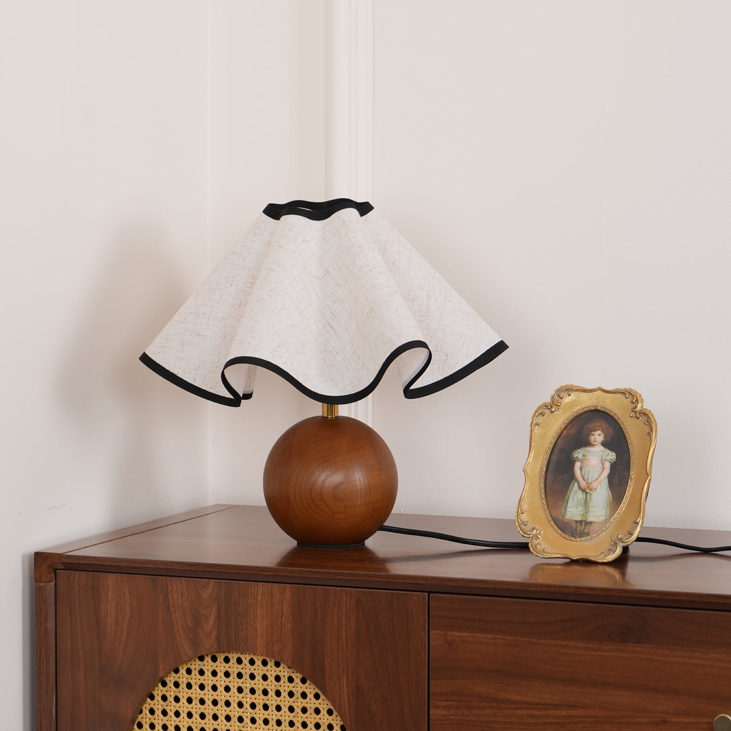 Lámpara de Mesa de Madera con Pantalla de Tela Curvada y Base Esférica – Acabados en Madera Natural y Negro 8