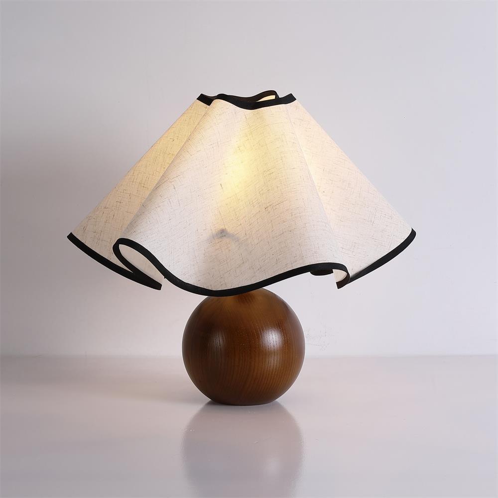 Lámpara de Mesa de Madera con Pantalla de Tela Curvada y Base Esférica – Acabados en Madera Natural y Negro 9